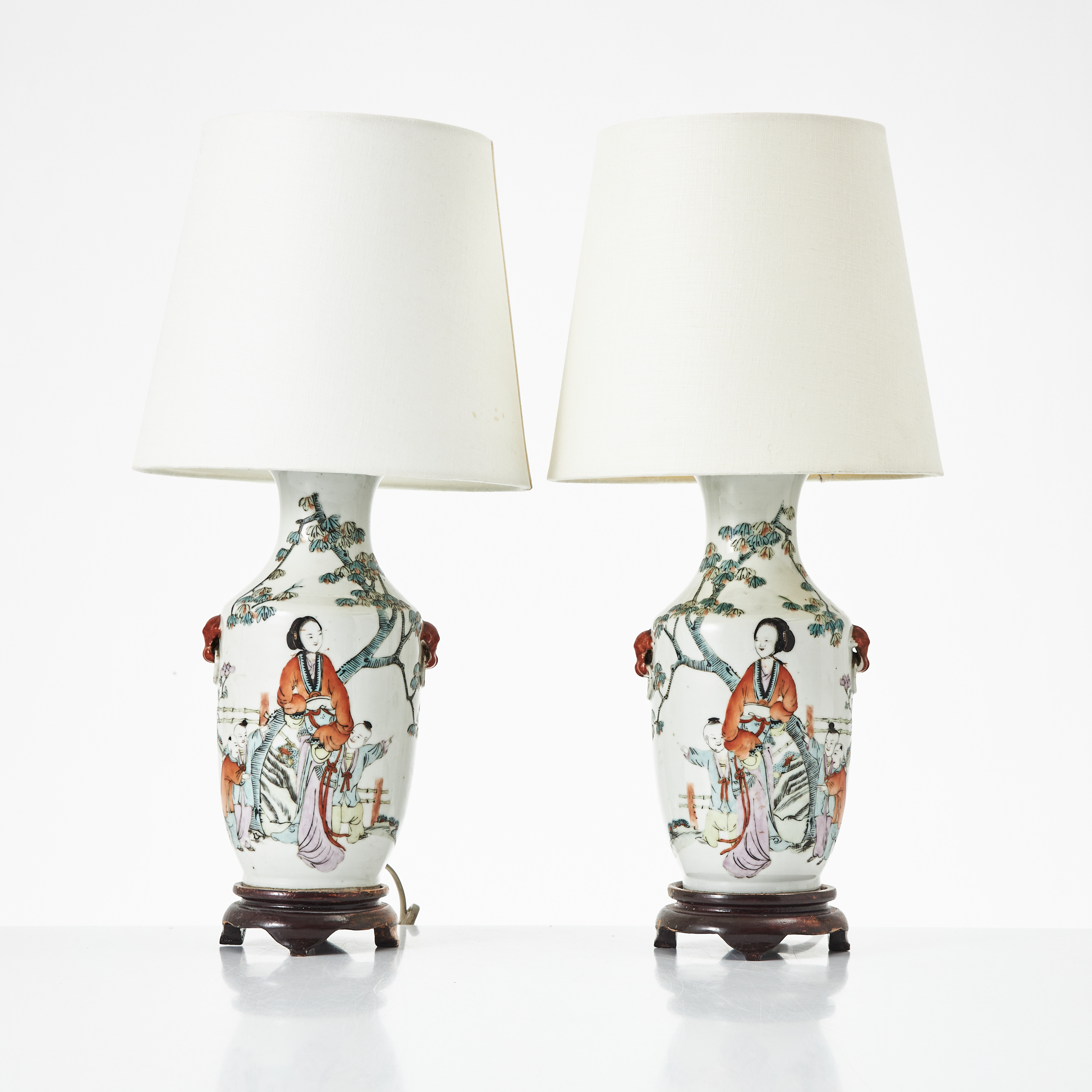 BORDSLAMPOR, 1 par, porslin, Guangxu (1875-1908), dekor i emaljfärger av figurscener.