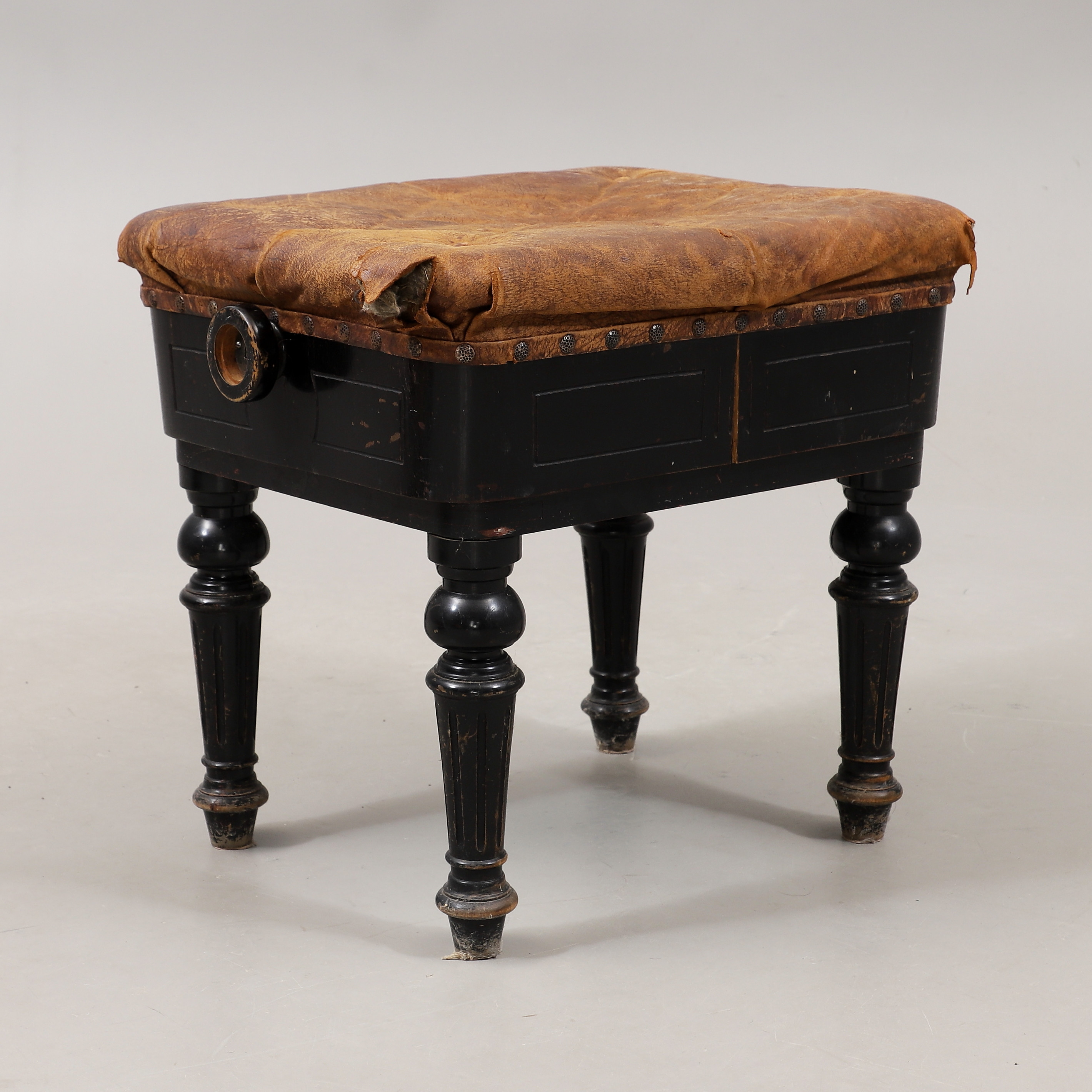 PIANOPALL, ställbar, skinn/svärtat trä, 1800-tal.