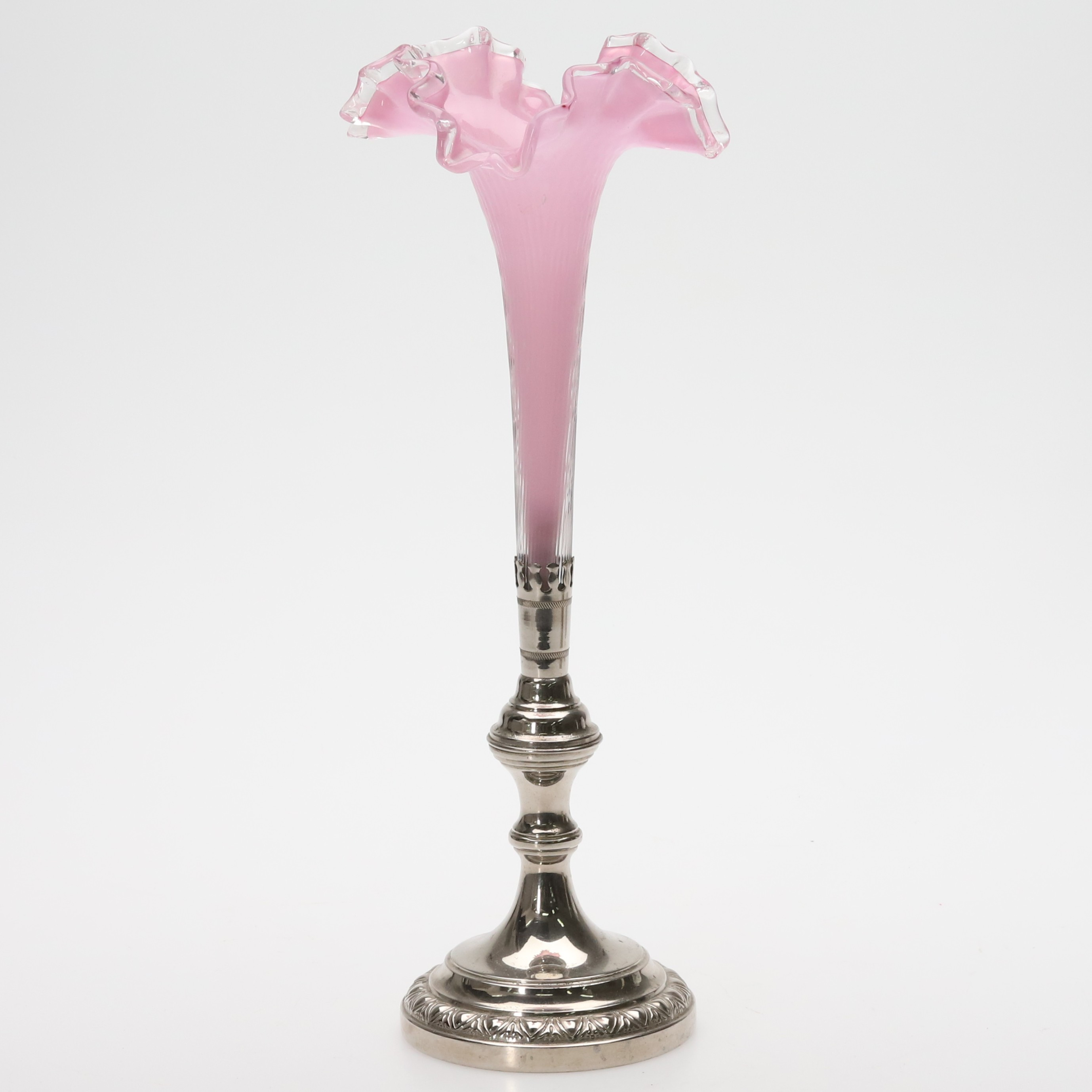 STRUTVAS, Veckat glas med rosa underfång och fot i vitmetall, 1900-tal.