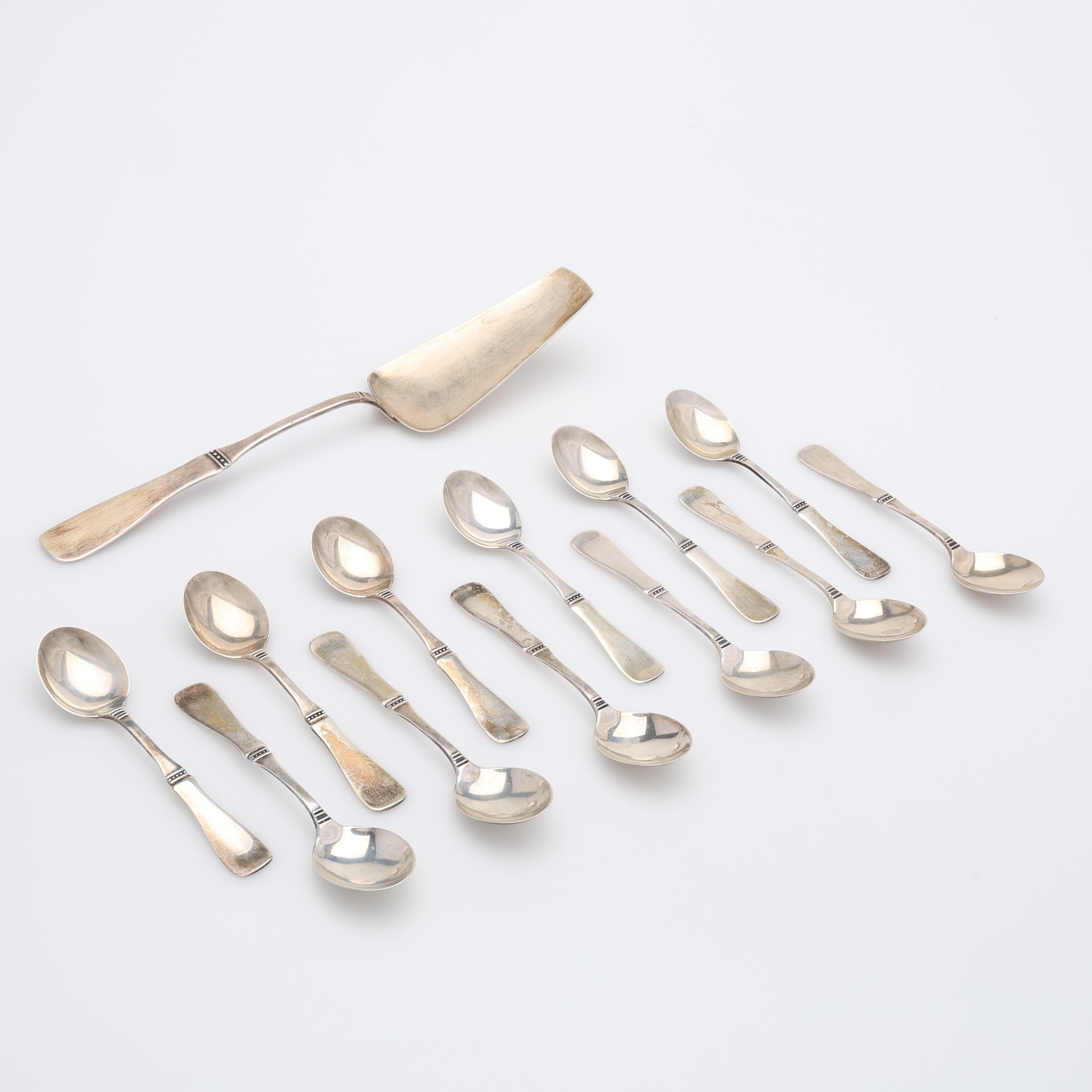 SKEDAR SAMT TÅRTSPADE, SILVER, "UPPSALA", MGAB, TOTAL VIKT CA 207 GRAM.