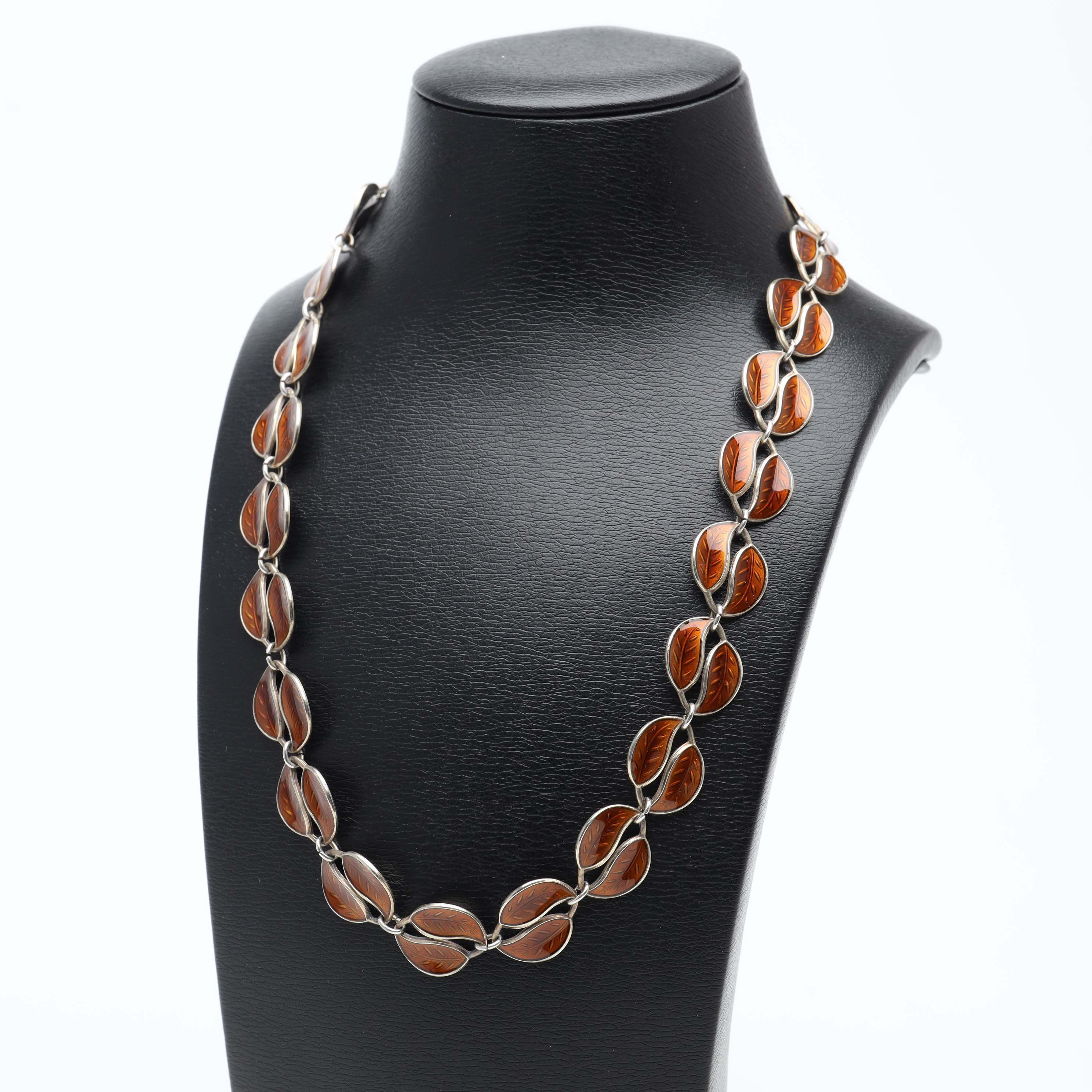 WILLY WINNAESS. COLLIER, sterling silver, emaljerade, signerat D-A, David Andersen, Norge, vikt ca 33,3 gram.