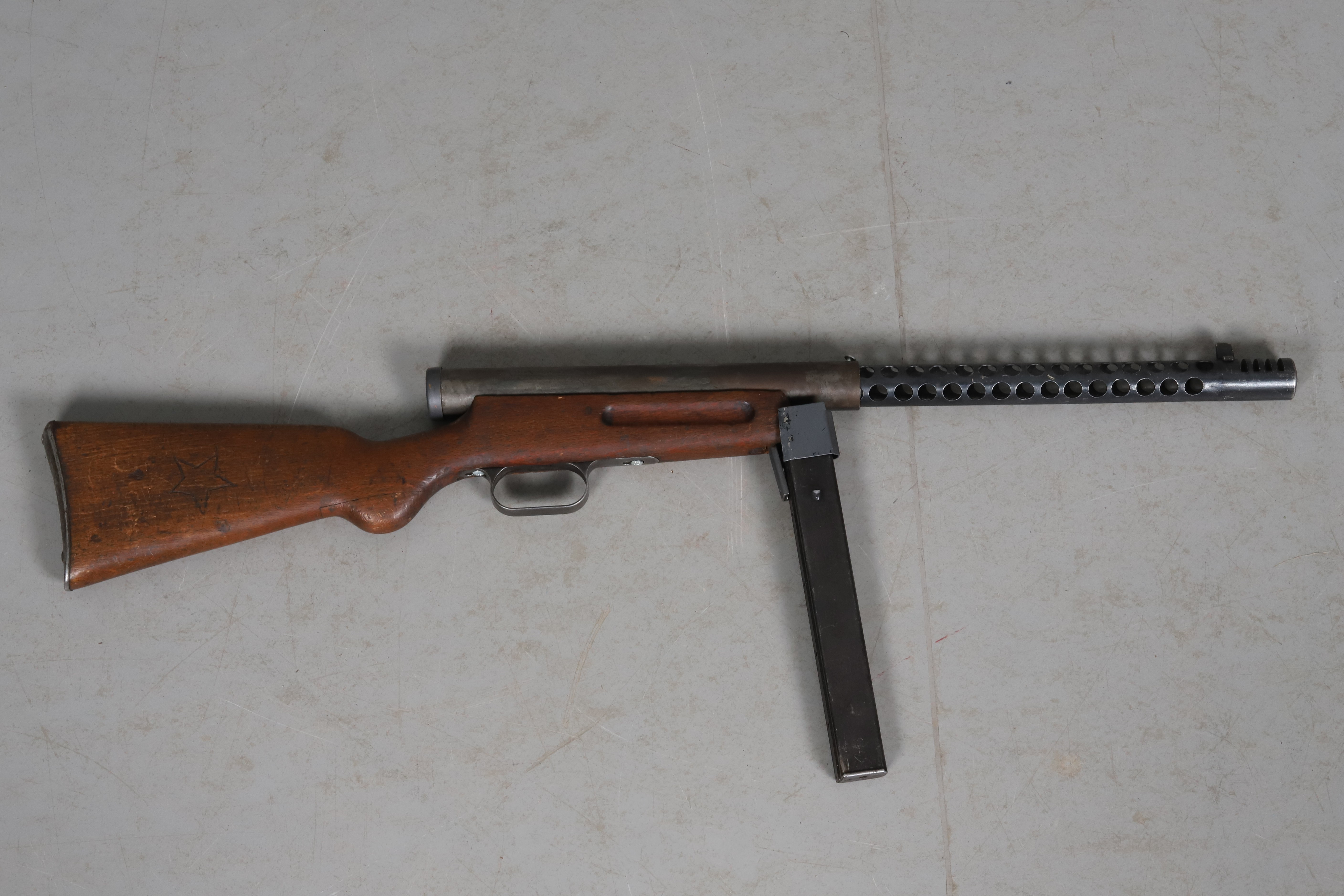 BERETTA MP38, WWII, påbörjat displaybygge.