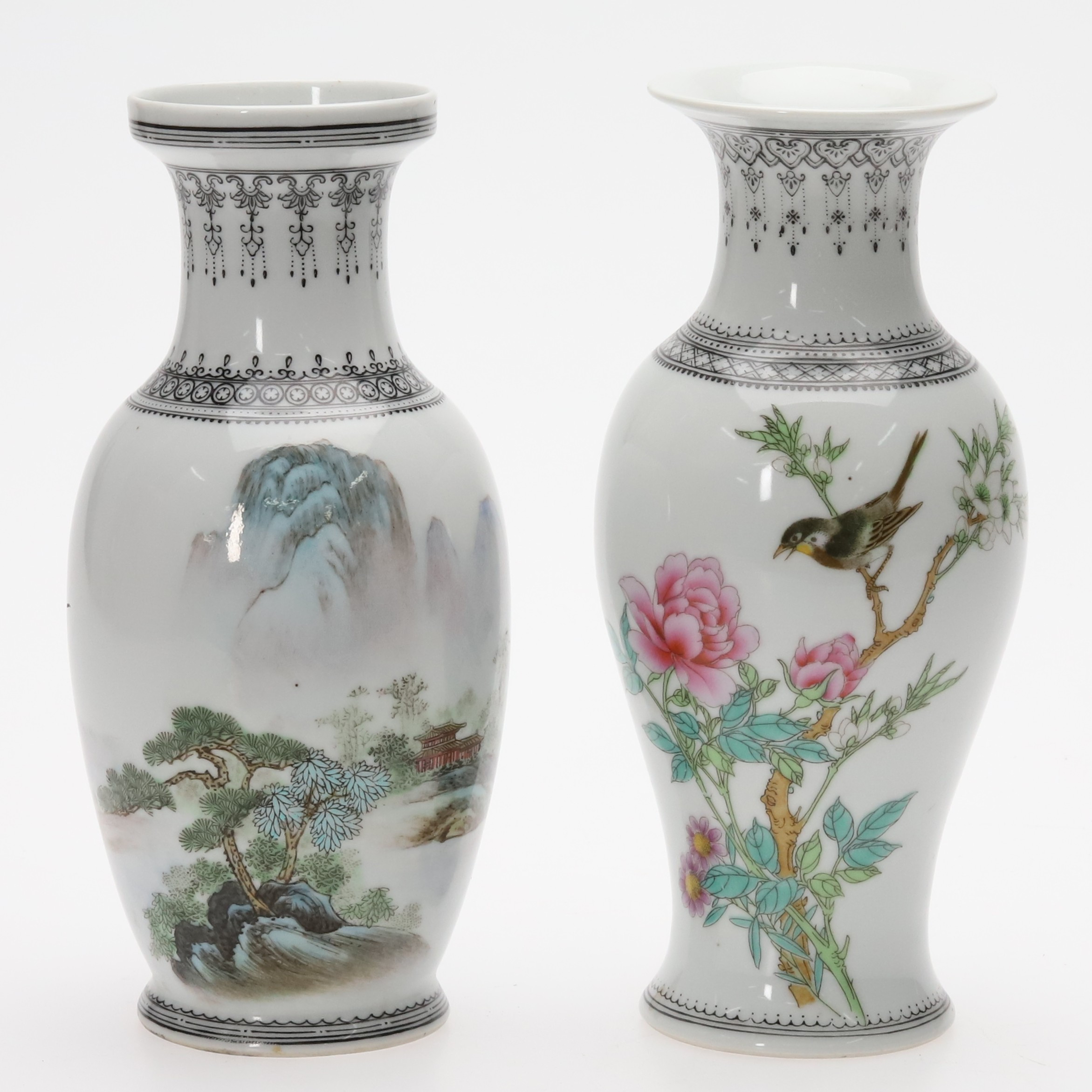 VASER. 2 st. Porslin, dekor av landskap, blomster och fågel, Kina, 1900-tal.