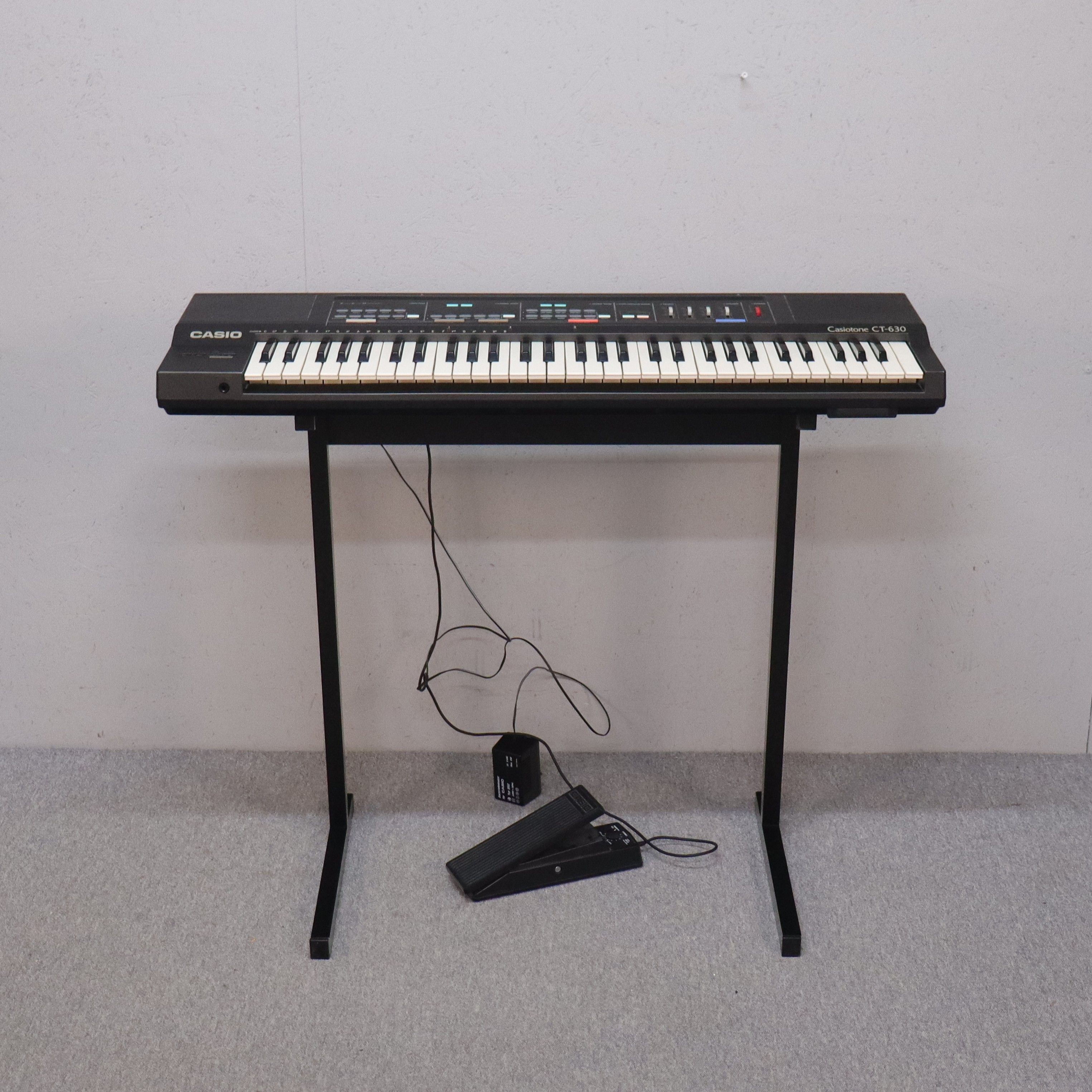 KEYBOARD, Casio Casiotone CT-630 på ställ.