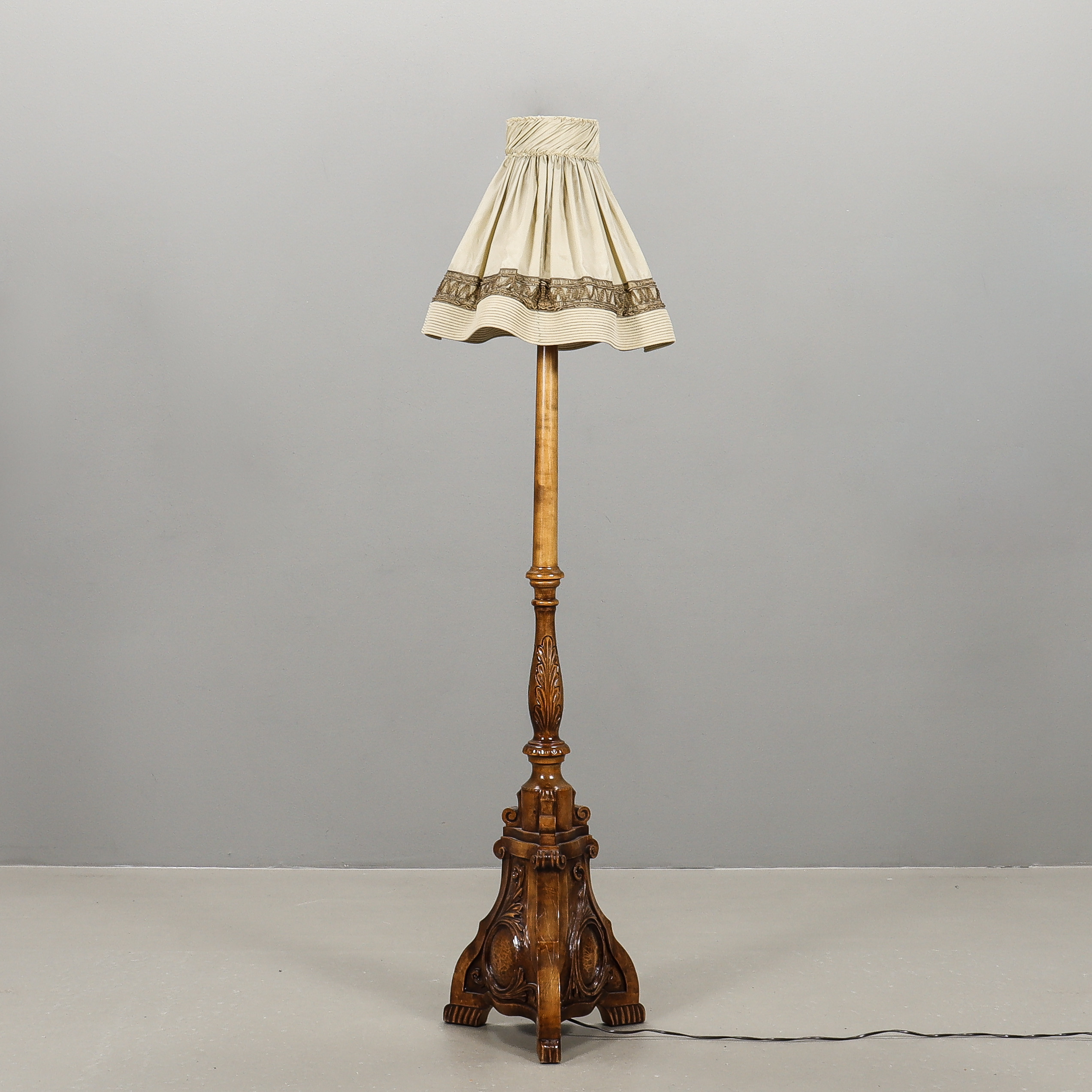 GOLVLAMPA, björk med skuren dekor. 1900-talets första hälft.