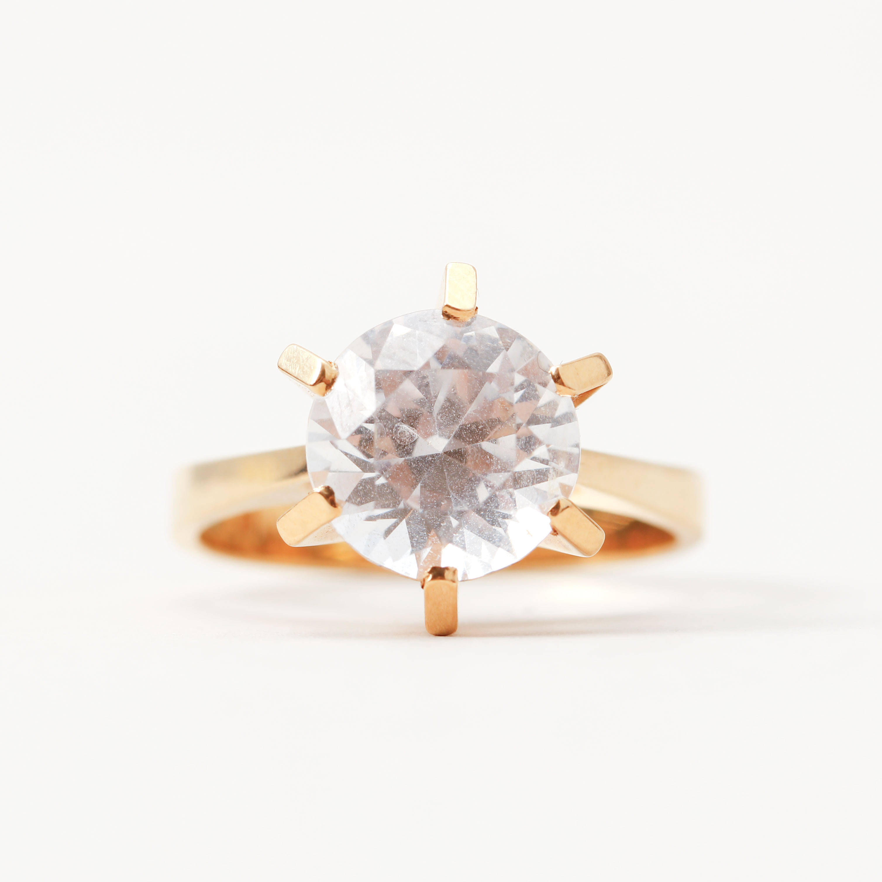 RING, 18k guld, syntetisk sten, vikt ca 6 gram, Ceson, Göteborg, 1972.