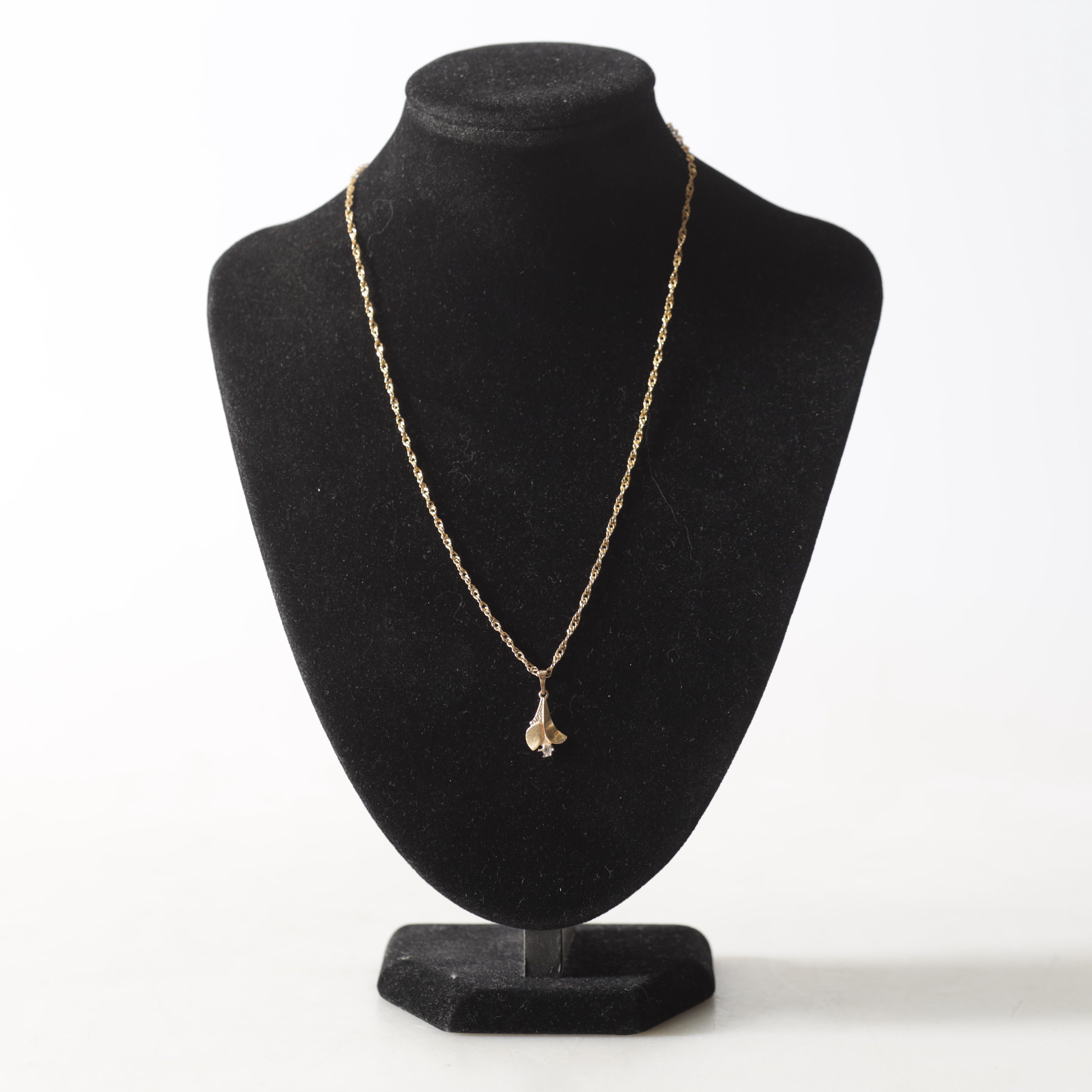 COLLIER, med hänge, 18K guld. Totalvikt ca 4 gram.