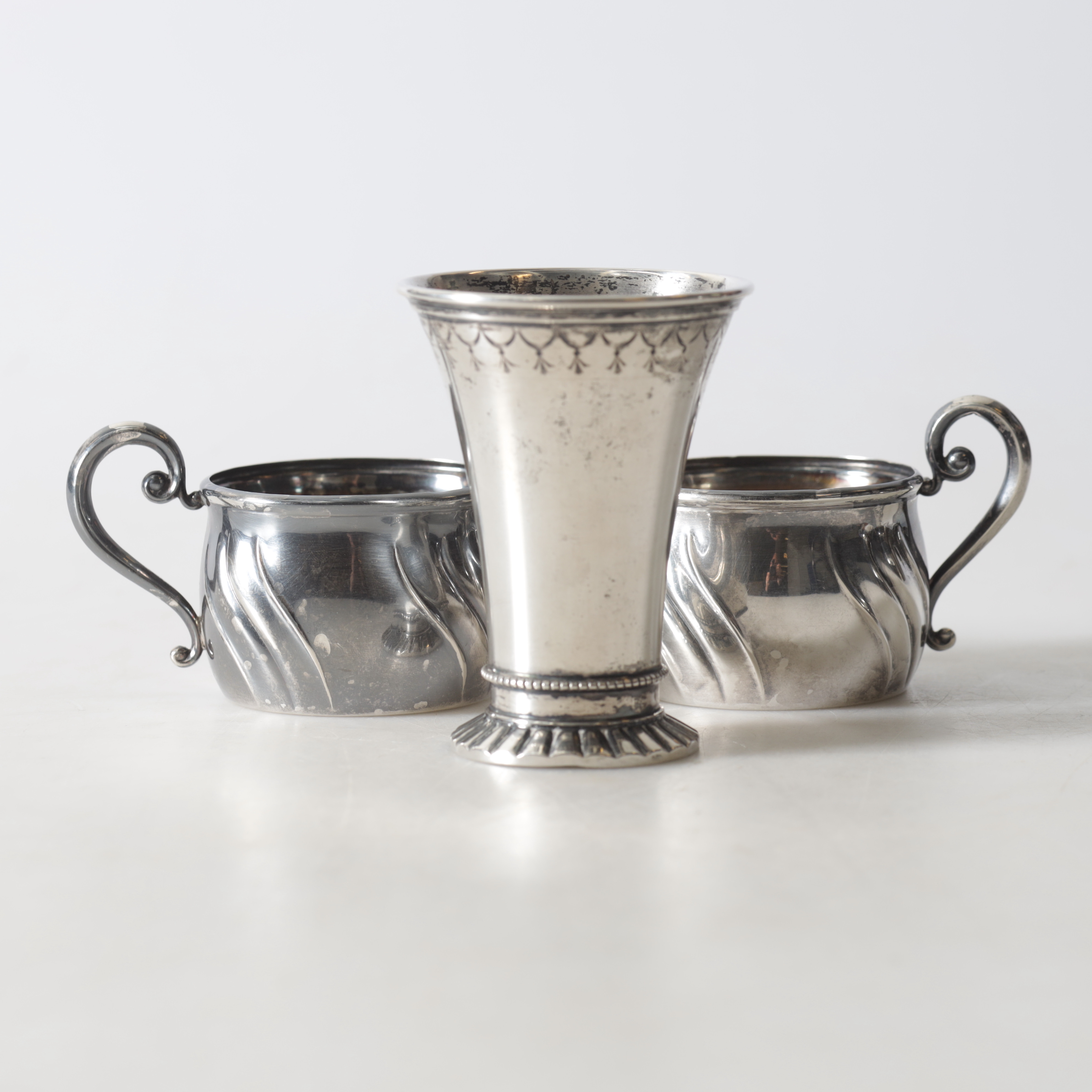 SKROTSILVER, 3 delar. Totalvikt ca 157 g.