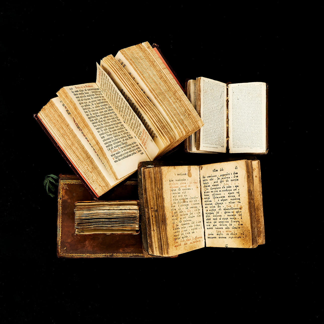 BÖCKER, 5 st, 1600-1700-tal, handskriven bönbok, daterad 1767 och med gravyr, Romersk-katolsk mässbok, 1749, tryckt av Plantin i Antwerpen, Erasmus av Rotterdam, skrifter, tryckt av Elvizir i Amsterdam 1650, Ortodox bönbok från Belgrad, 1763.
