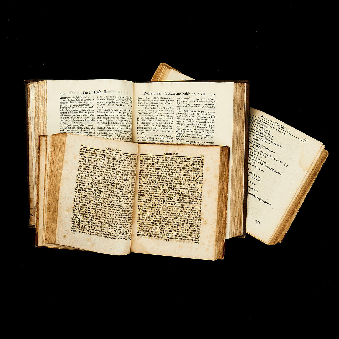 BÖCKER, 3 st, 1700-tal, portugisisk doktorsavhandling, 1713, Anmärkningar till Sveriges Rikes lag, 1766 Psalterium, på grekiska och latin, samtida skinnband samt senare hfrbd.