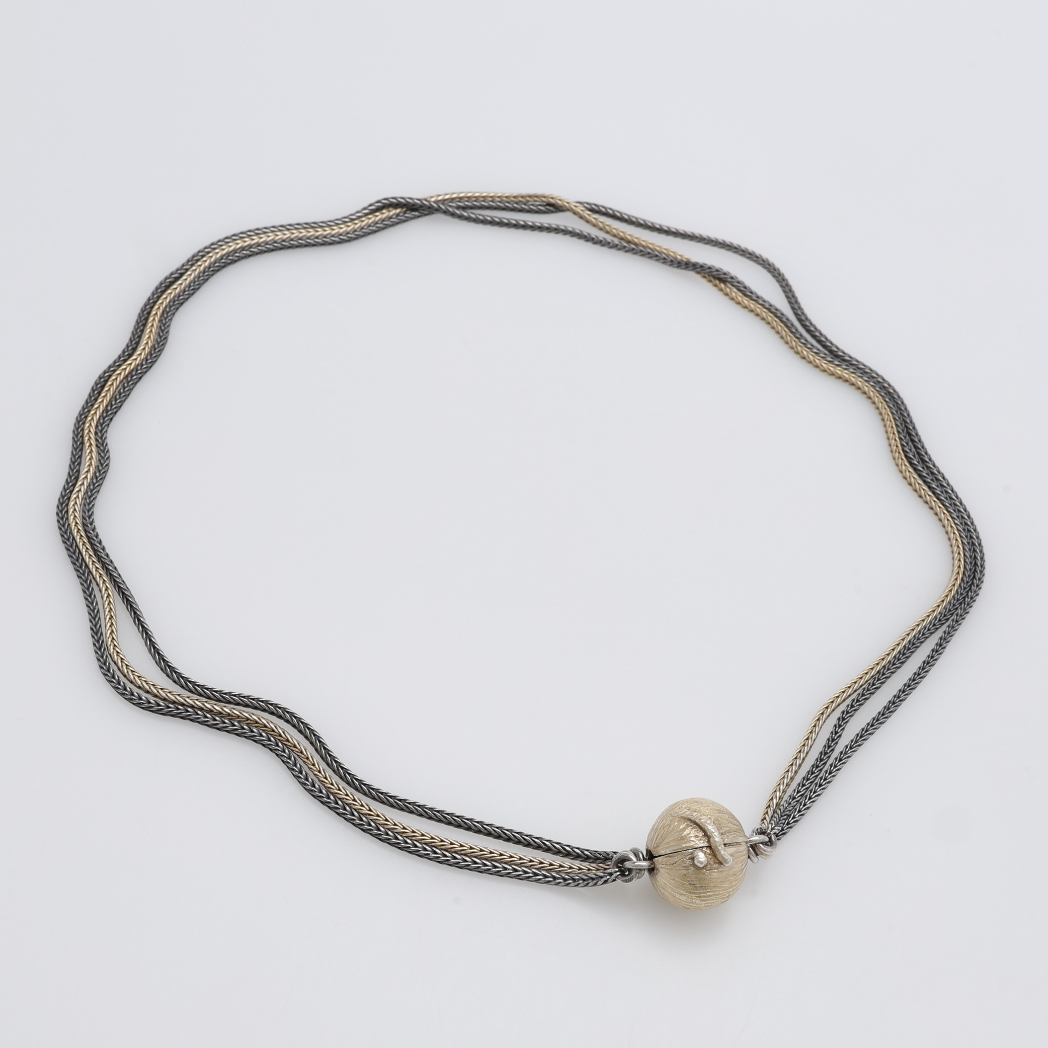 COLLIER, silver, delvis förgyllt och delvis oxiderat, möjligen dansk tillverkning, vag mästarstämpel, (ej tillverkad av Ole Lynggaard/not an Ole Lynggaard product). 22,3 g.