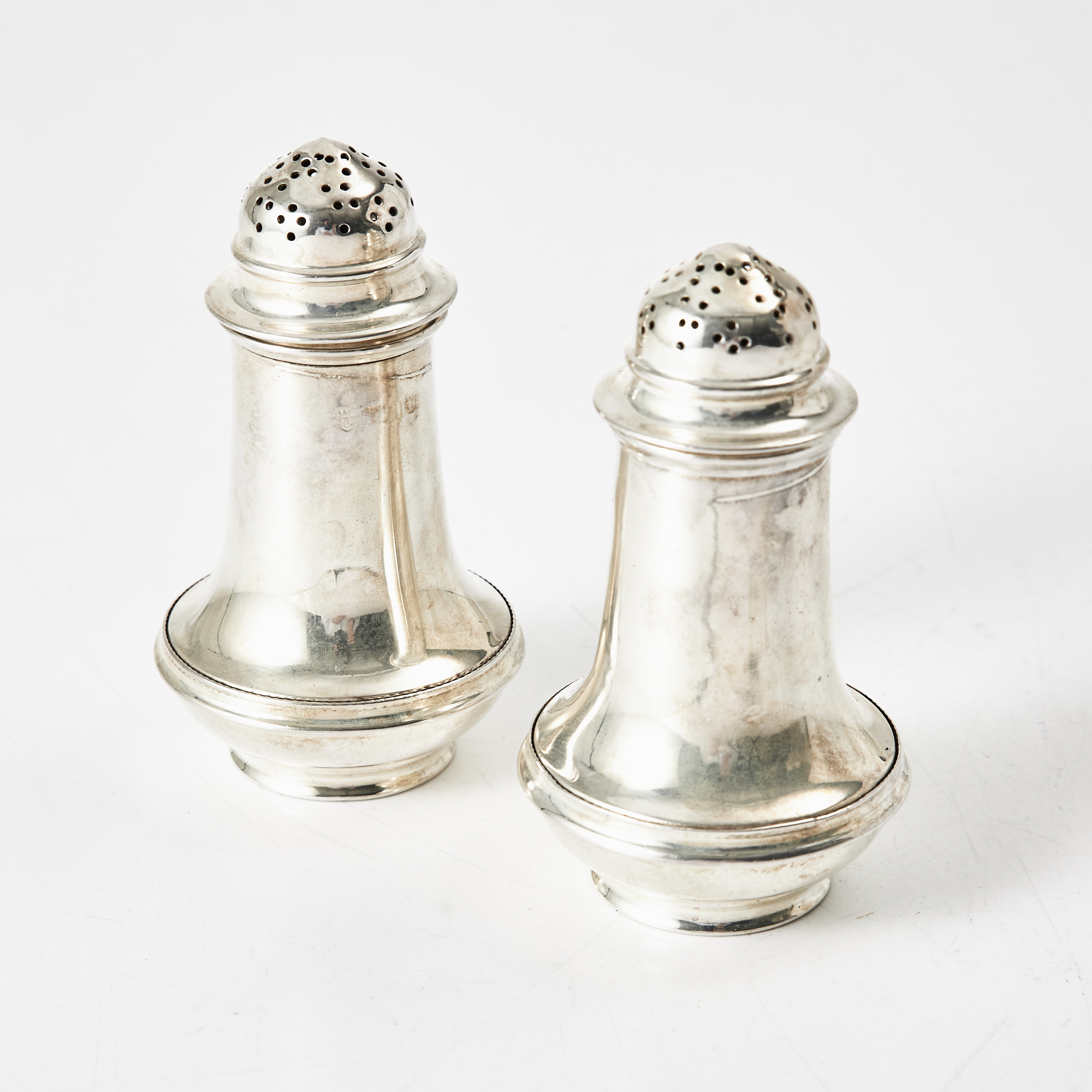SALT & PEPPARKAR, ett par, silver, otydlig mästarstämpel, London, England, 1909.