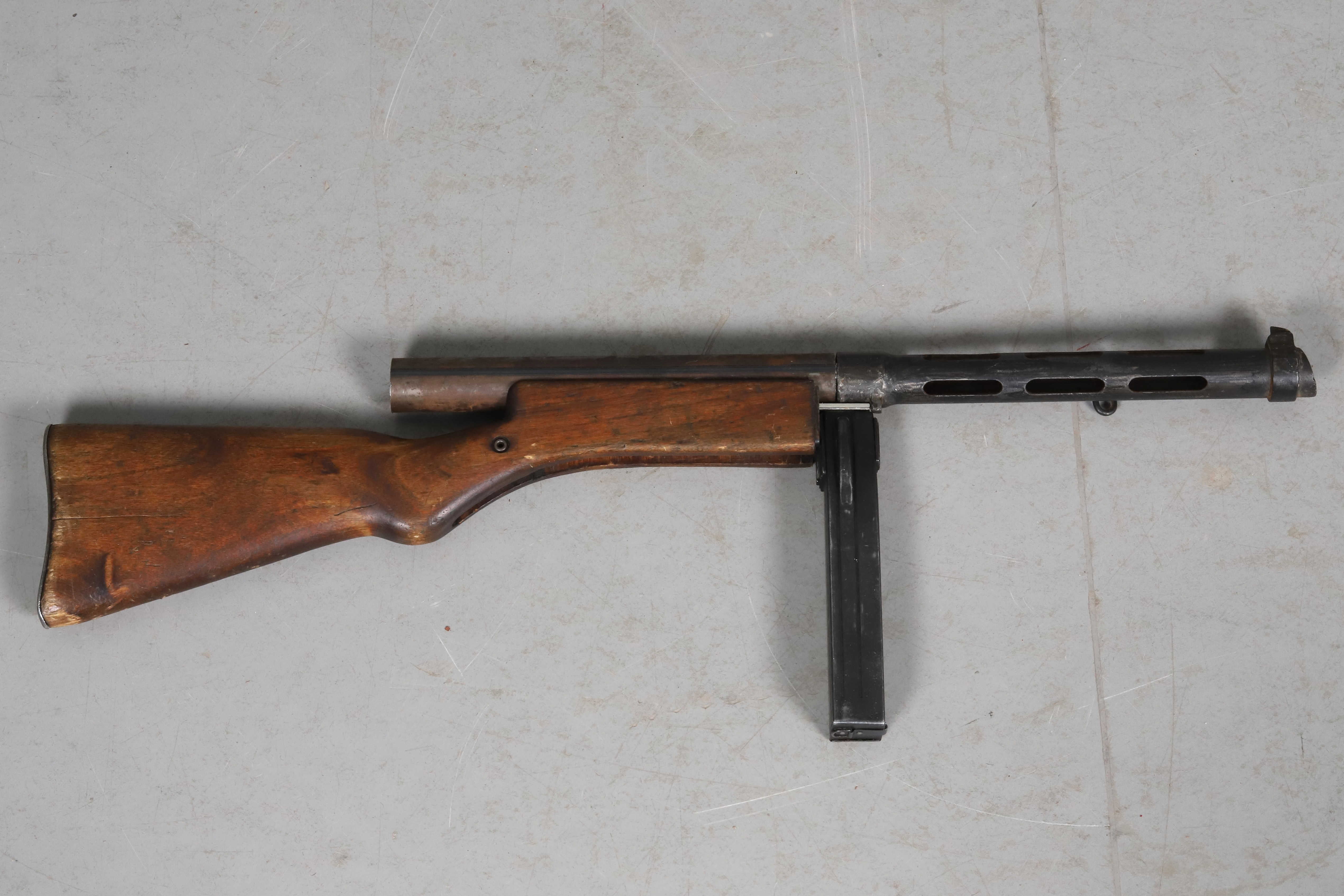 SUOMI KP m/31, WWII, påbörjat displaybygge.