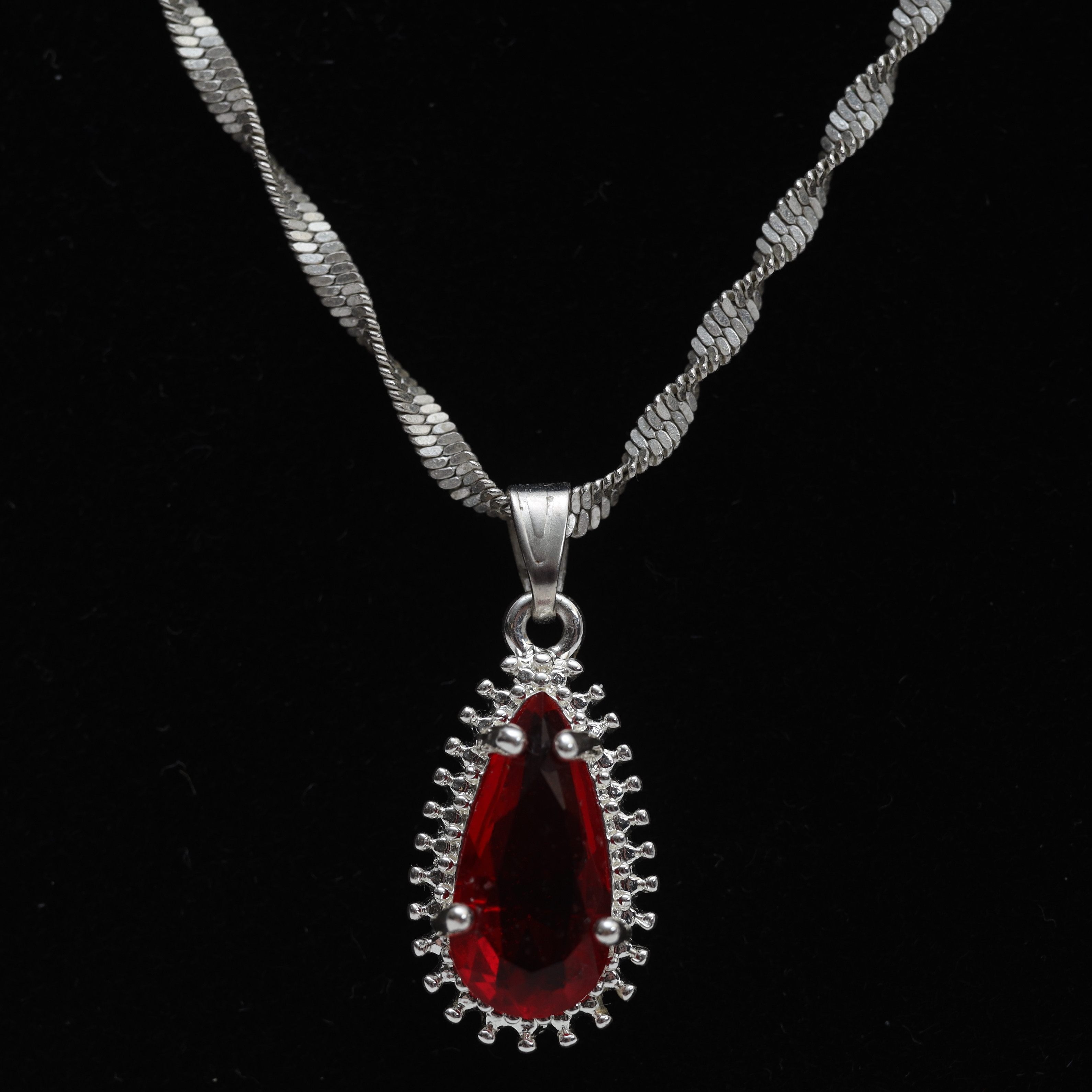 HALSBAND MED HÄNGE, sterlingsilver, med infattad röd dekor.