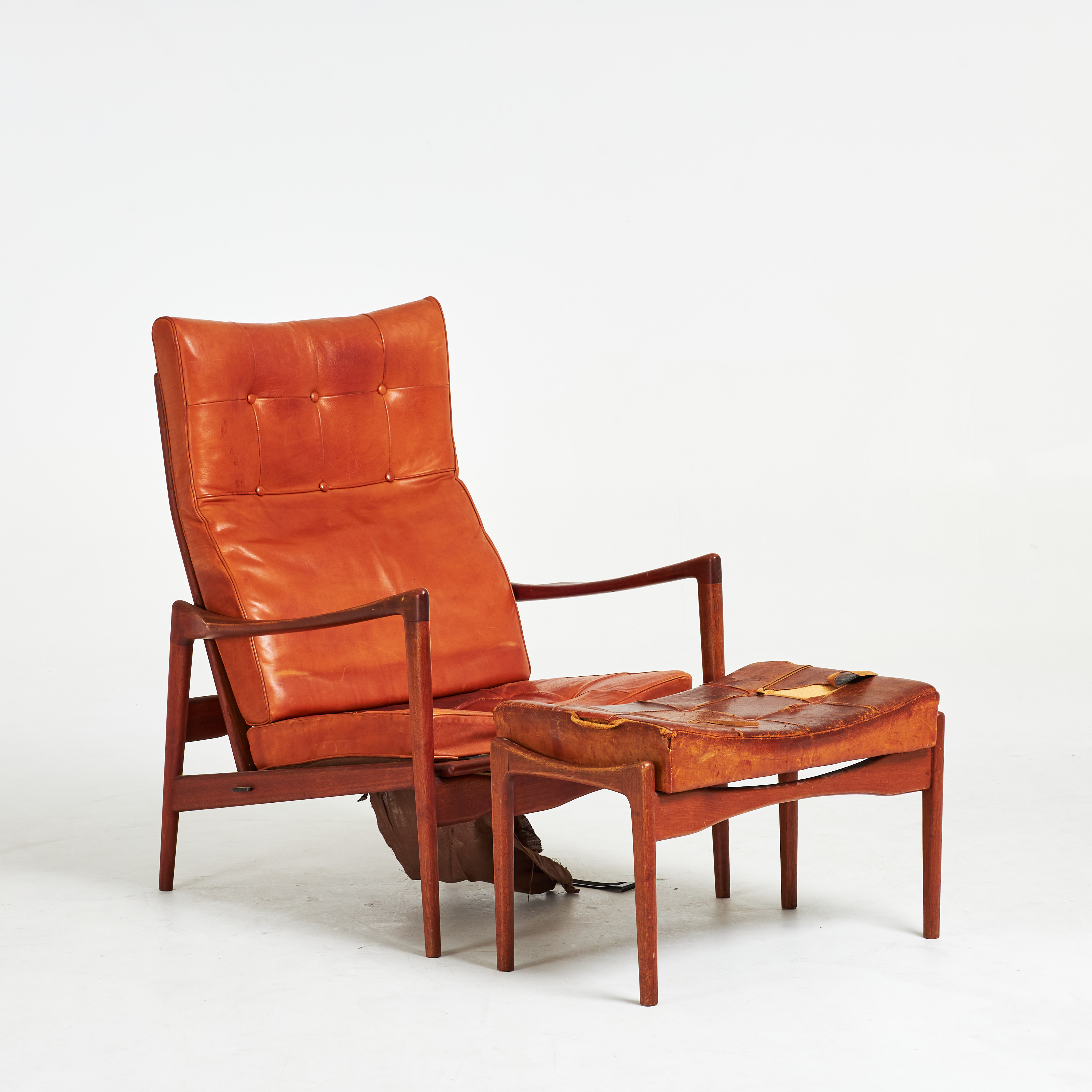 IB KOFOD-LARSEN. Fåtölj, fotpall, 2 dlr, "Örenäs", stomme i teak, klädsel i läder, etikettmärkt undertill, för OPE, Danmark, 1960 tal.