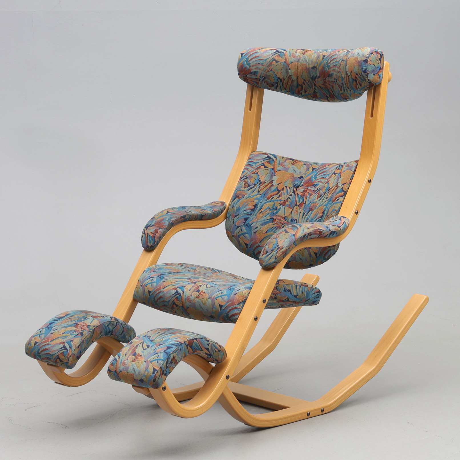 PETER OPSVIK. Fåtölj Tyg/ Gungsstol, "Gravity balans" Stokke, Norge.