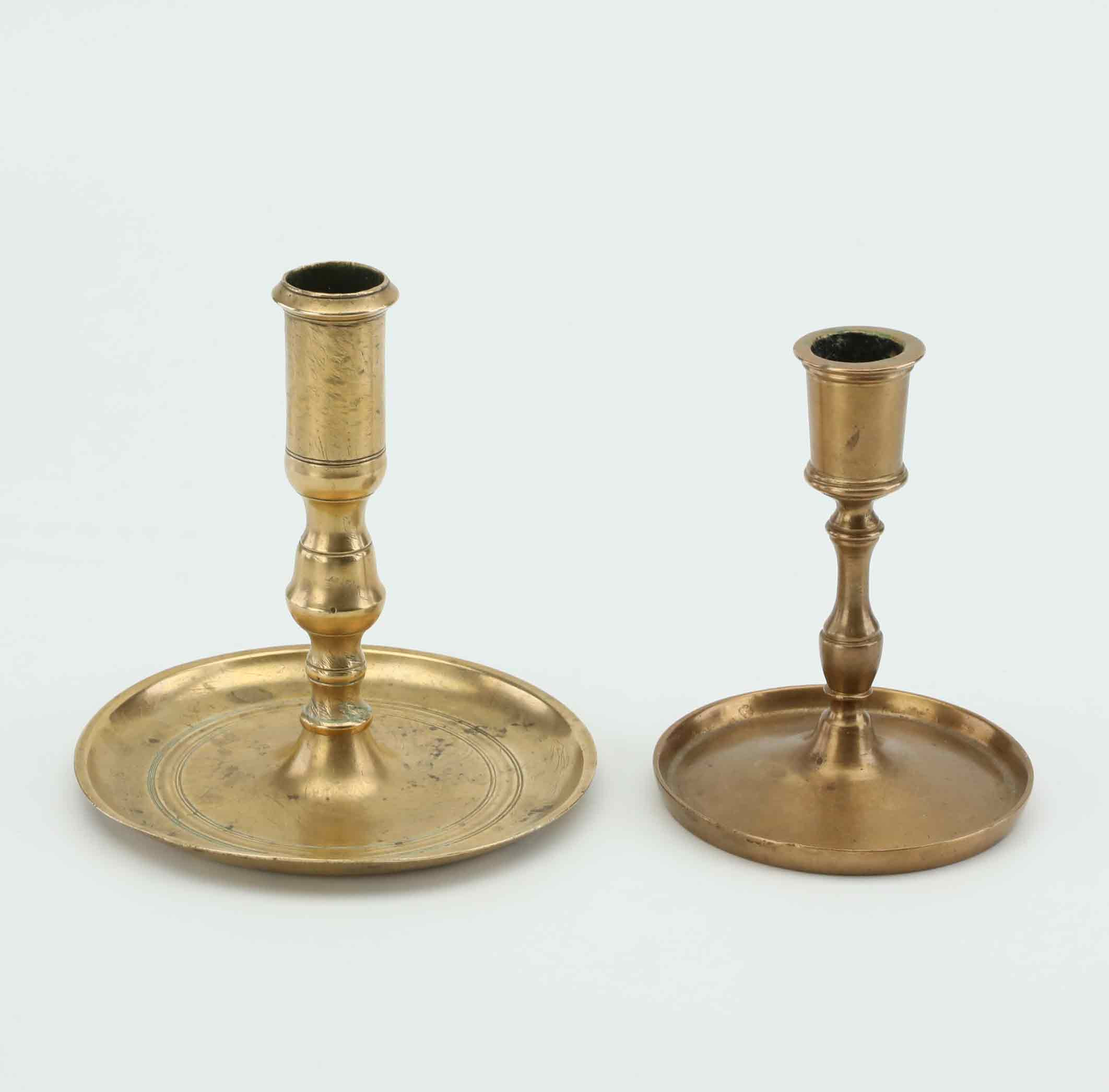 LJUSSTAKAR, 2 st, mässing, senbarock, 1700-tal.