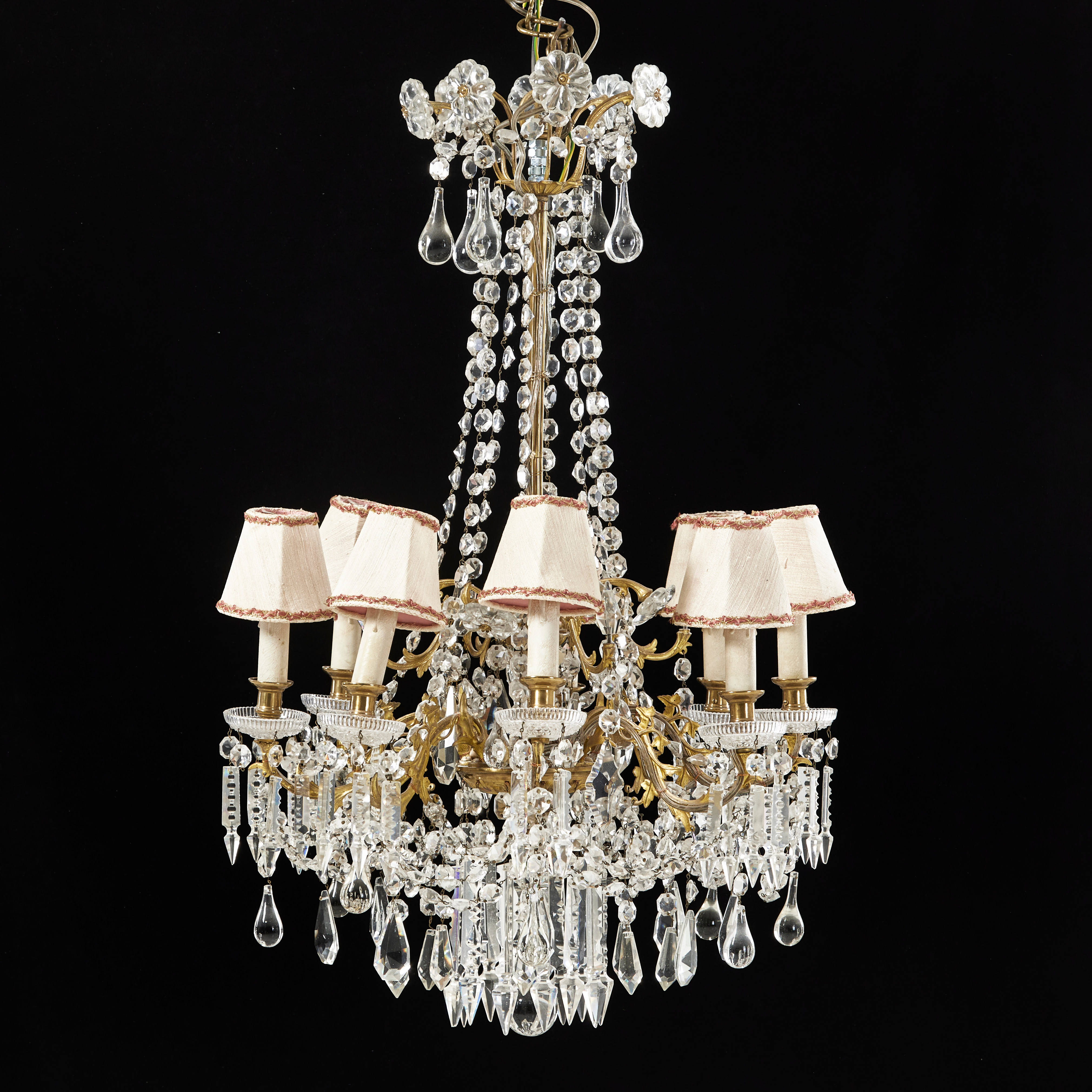 LJUSKRONA, oscariansk, 1800-talets andra hälft, behängd med olikslipade prismor, ljusmanschetter i glas, 8 st elektrifierade ljuspunkter.
