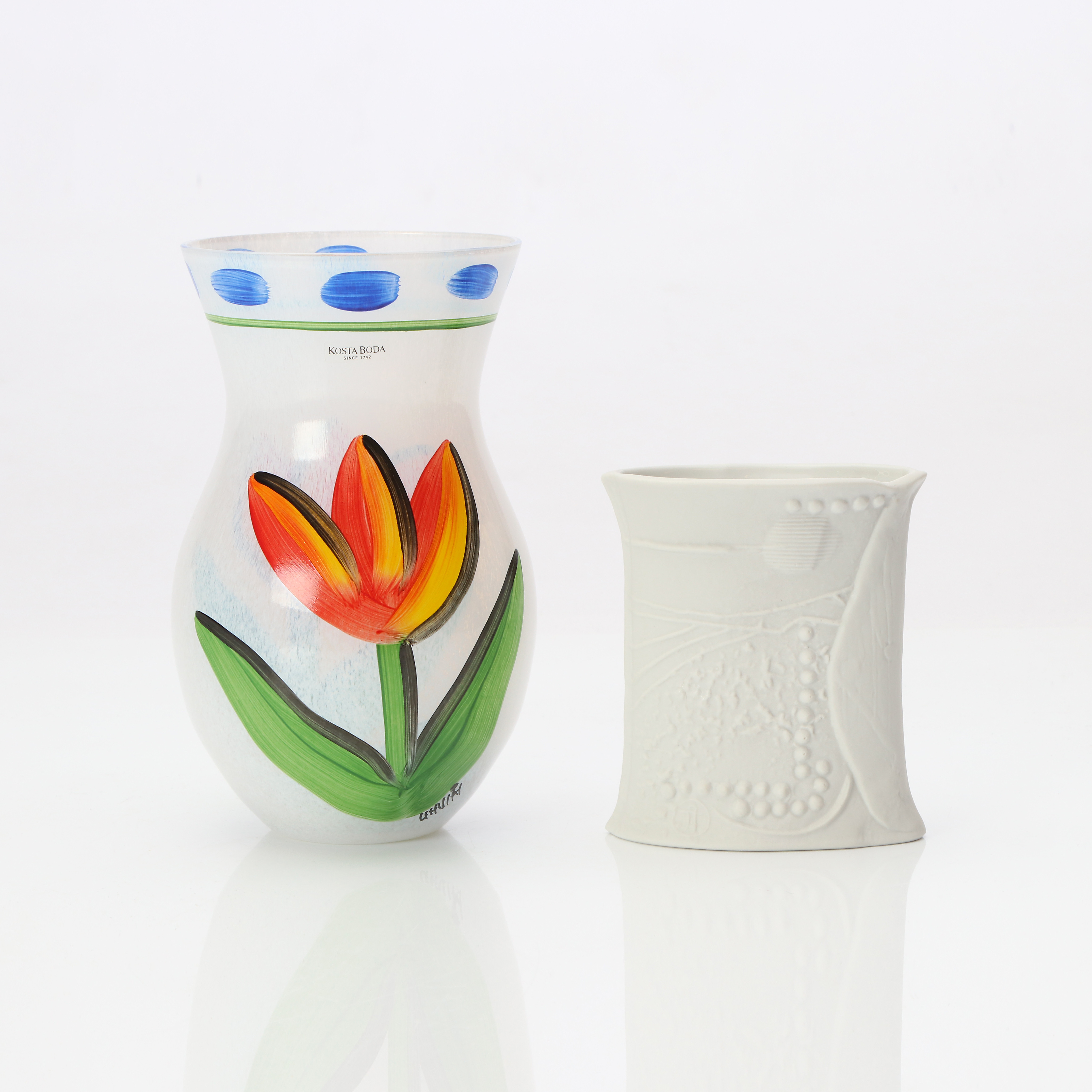 VASER, TVÅ ST. Porslin resp. glas. Bertil Vallien resp. Ulrica Hydman-Vallien. Märkta undertill.