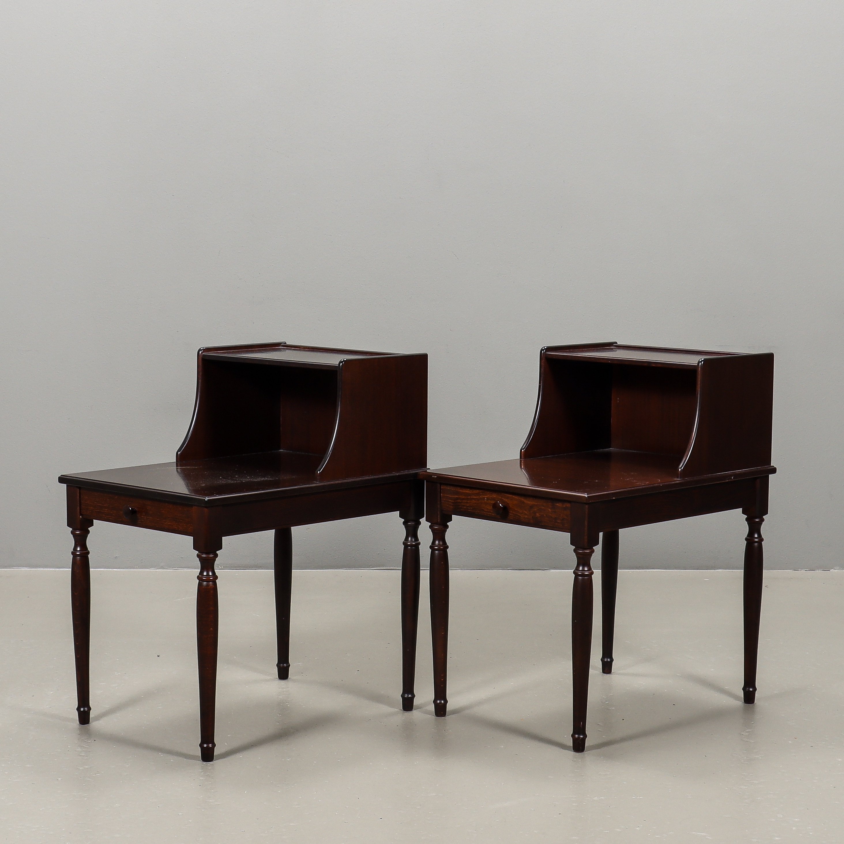SÄNGBORD 1 par, Engelsk stil, Mahogny, 1900-talets andra hälft.