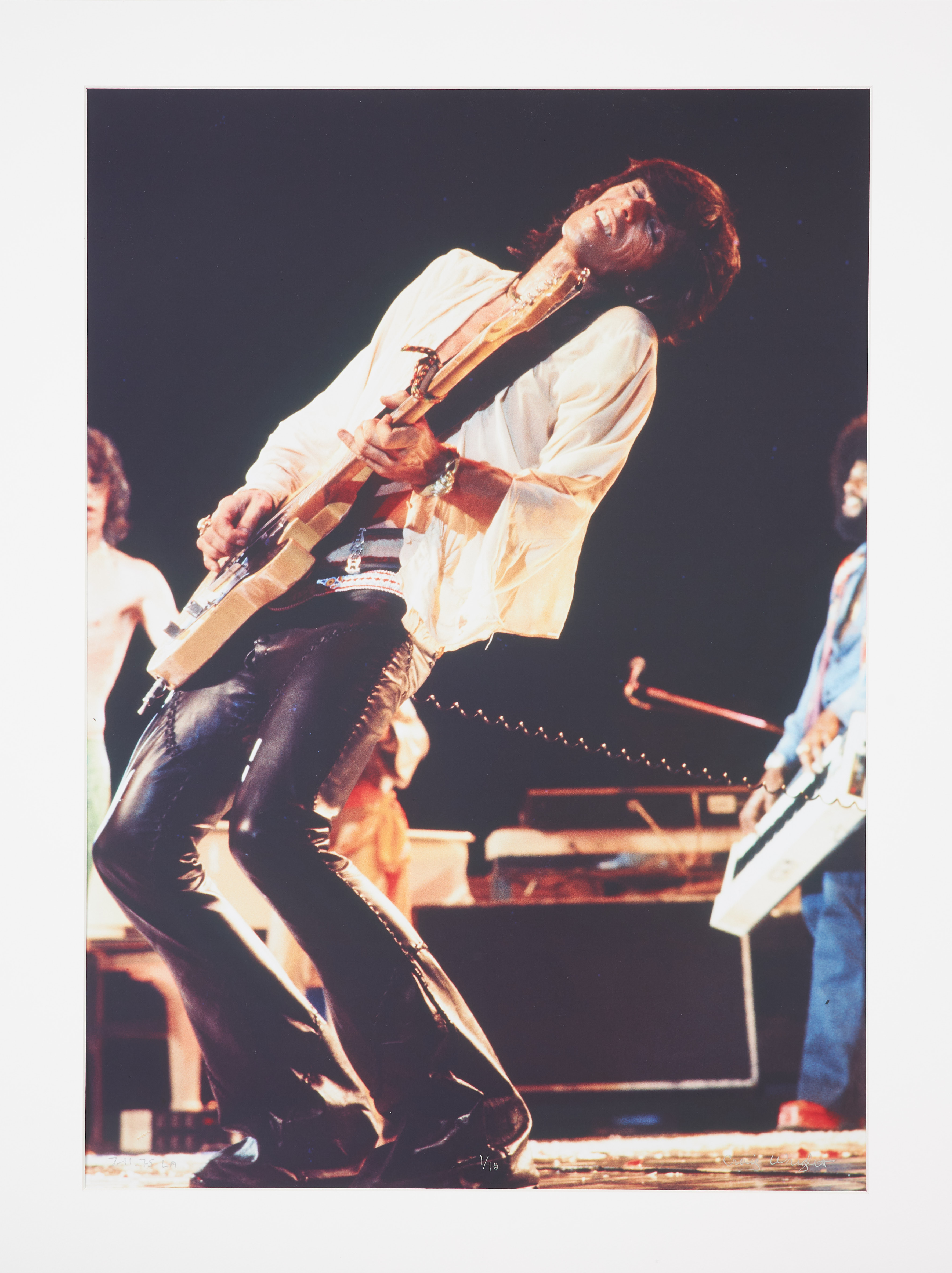 CRAIG WRIGHT (USA, FÖDD 1950) & ED FINNELL (USA/Sverige, född 1956). Keith Richards, The Rolling Stones Tour of The Americas, Los Angeles Forum, 11 juli 1975, C-print, signerad samt numrerad 1/10.