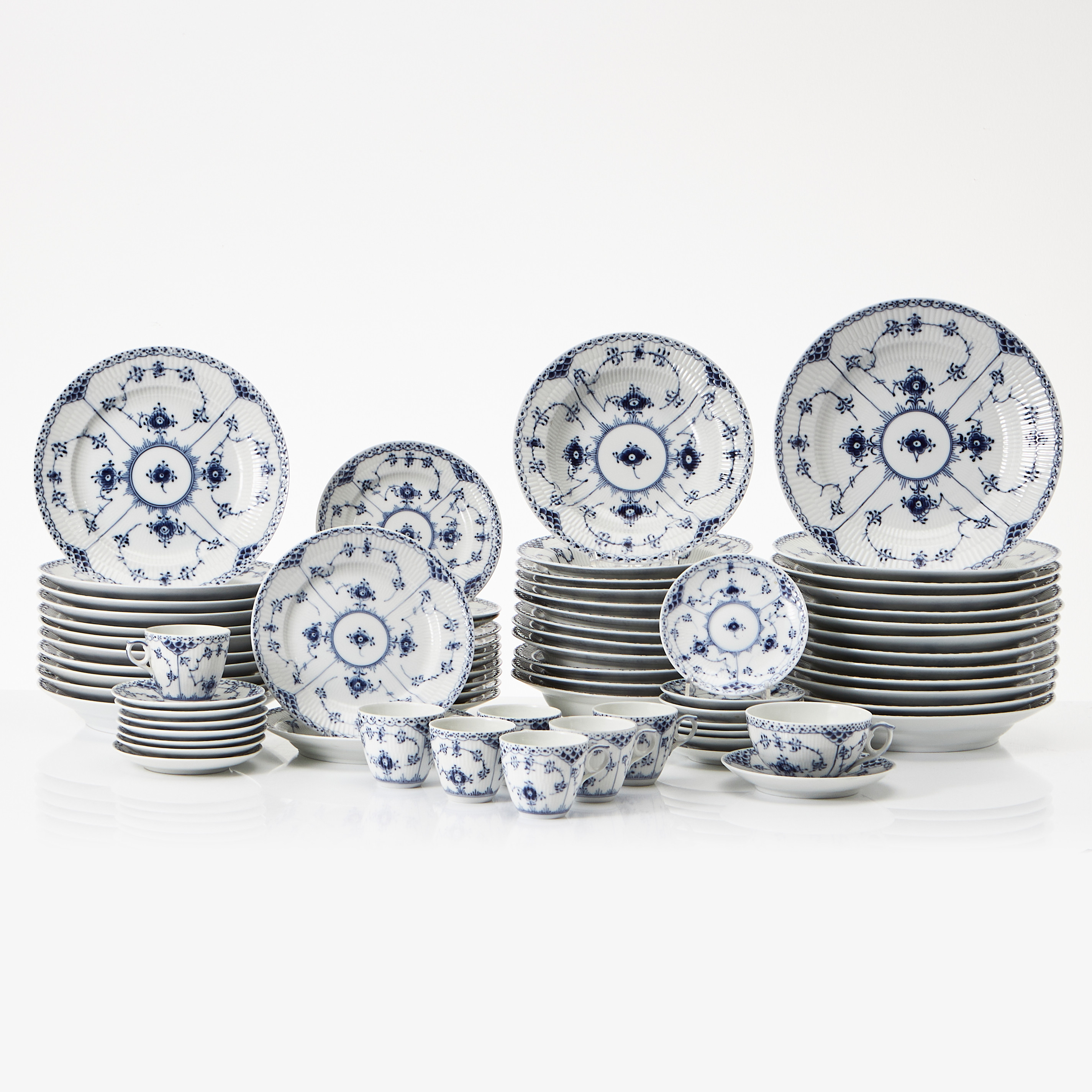 KUNGLIG DANSK / ROYAL COPENHAGEN. Servis, "Musselmalet", porslin, 44 delar, halvblond.