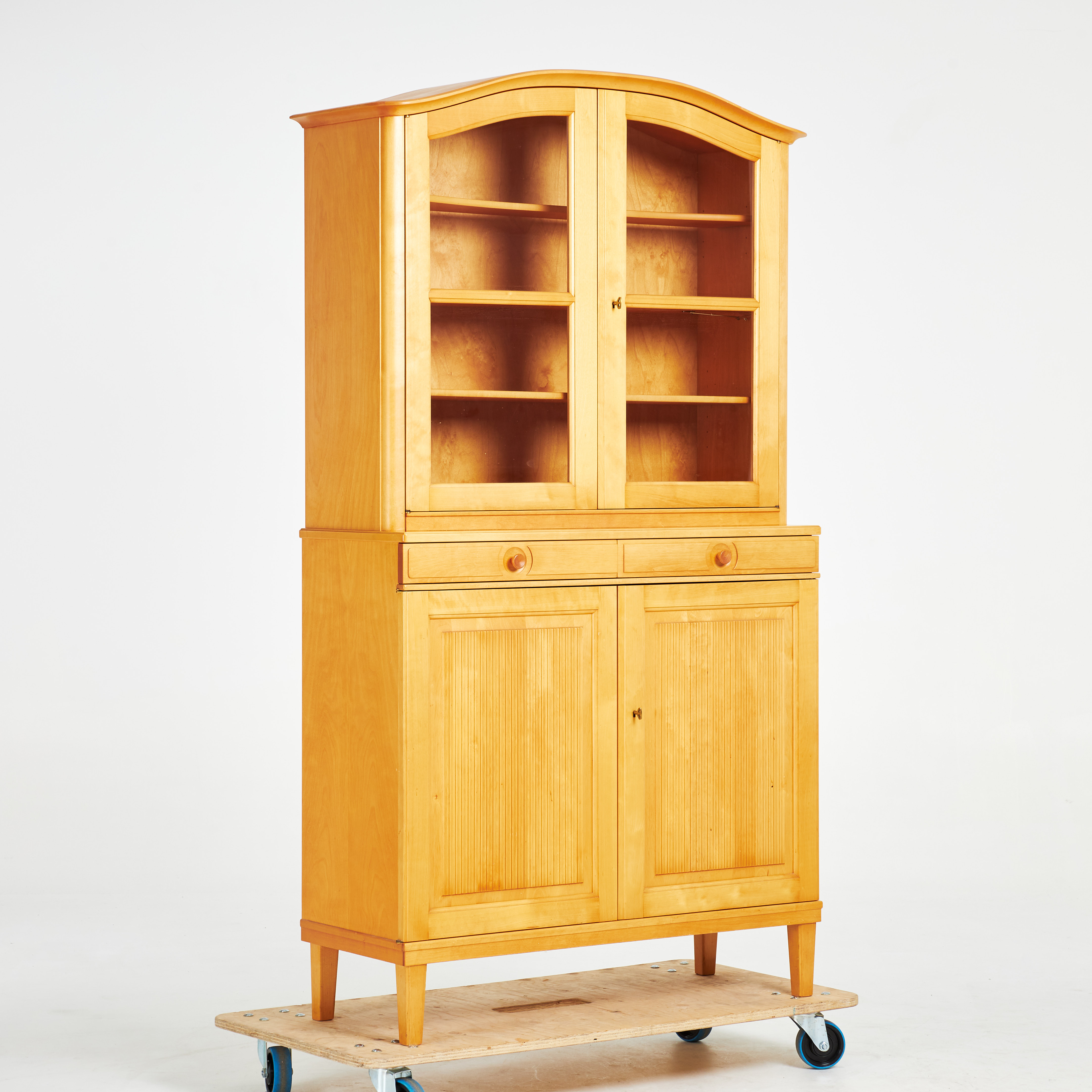 CARL MALMSTEN. VITRINSKÅP, "Herrgård", björk, Åfors Möbelfabrik, stämpelmärkt.
