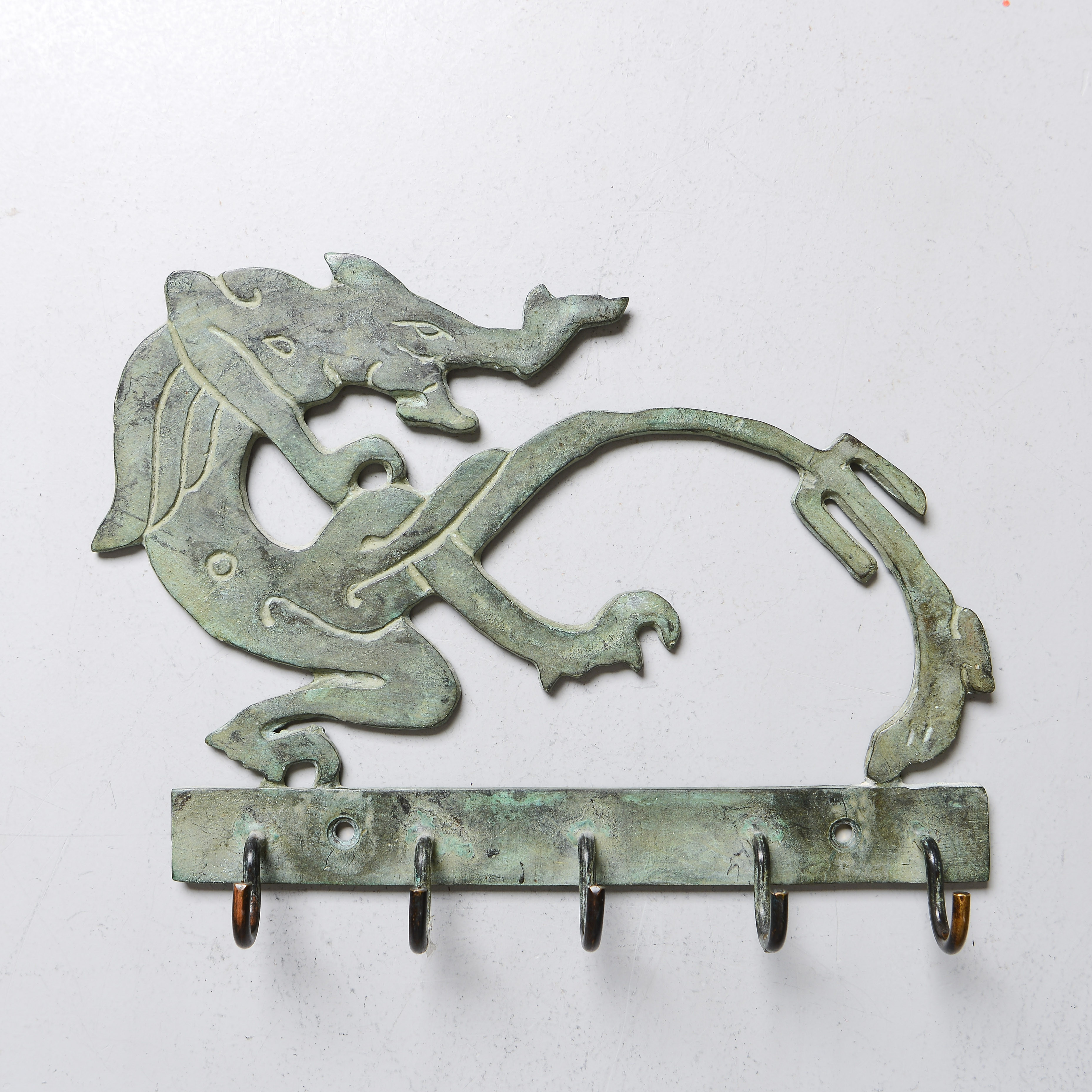 KLÄDHÄNGARE med drakmotiv, brons, 1900-tal.