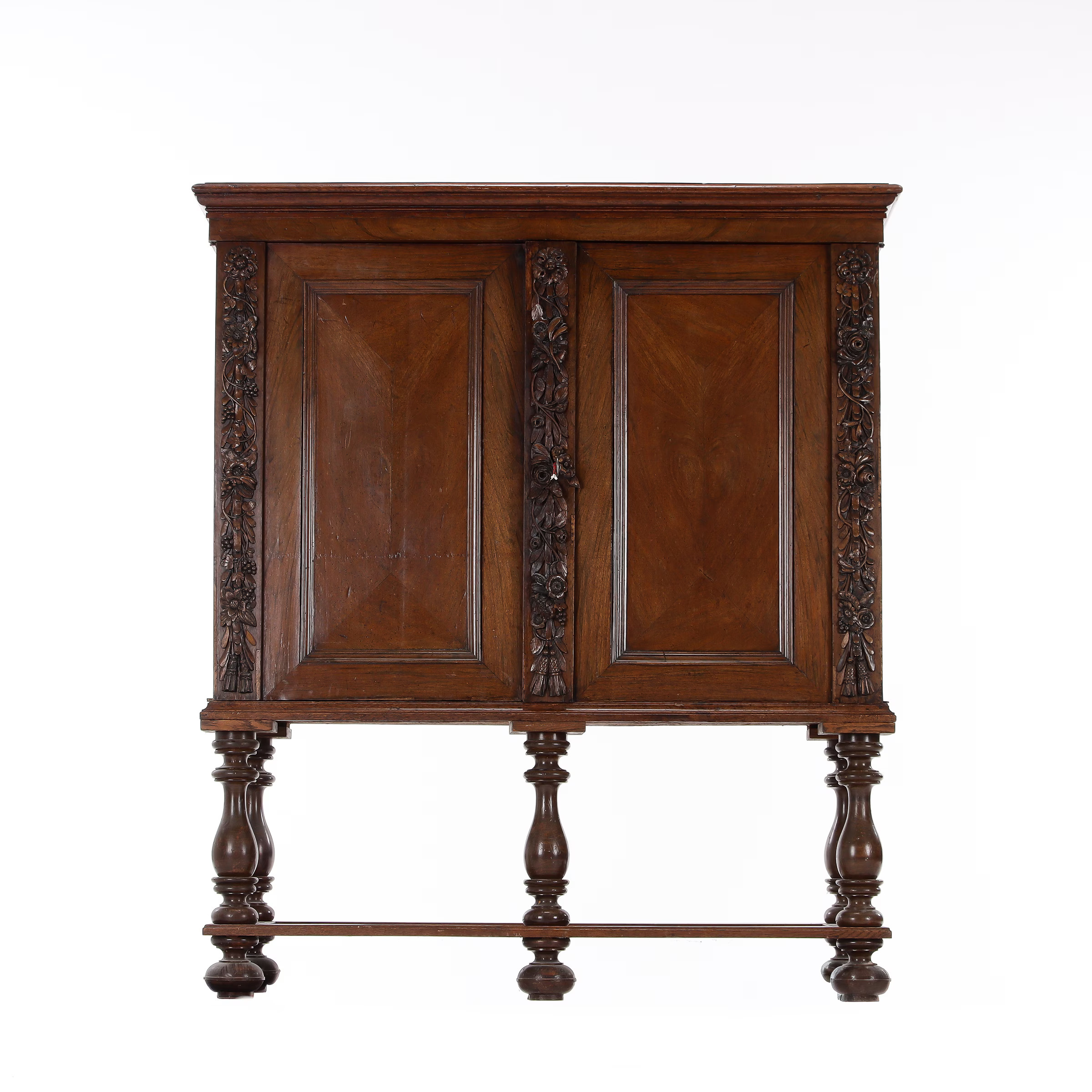 SKÅP PÅ (SENARE) BENSTÄLLNING, valnöt, barock, 16-1700-tal.