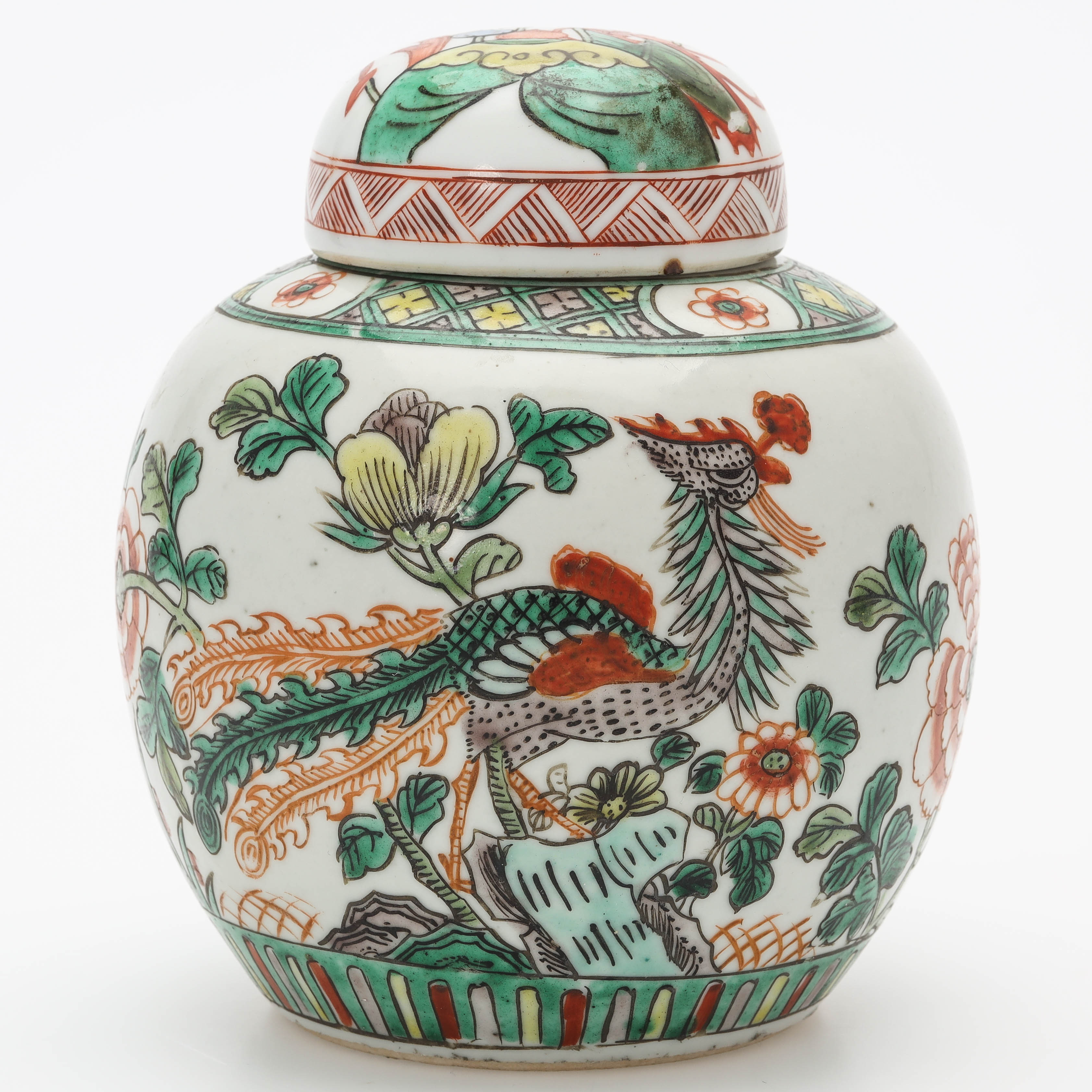 BOJAN, porslin, emaljdekor av växtlighet och fågel fenix, Kina, 1800/1900-tal.