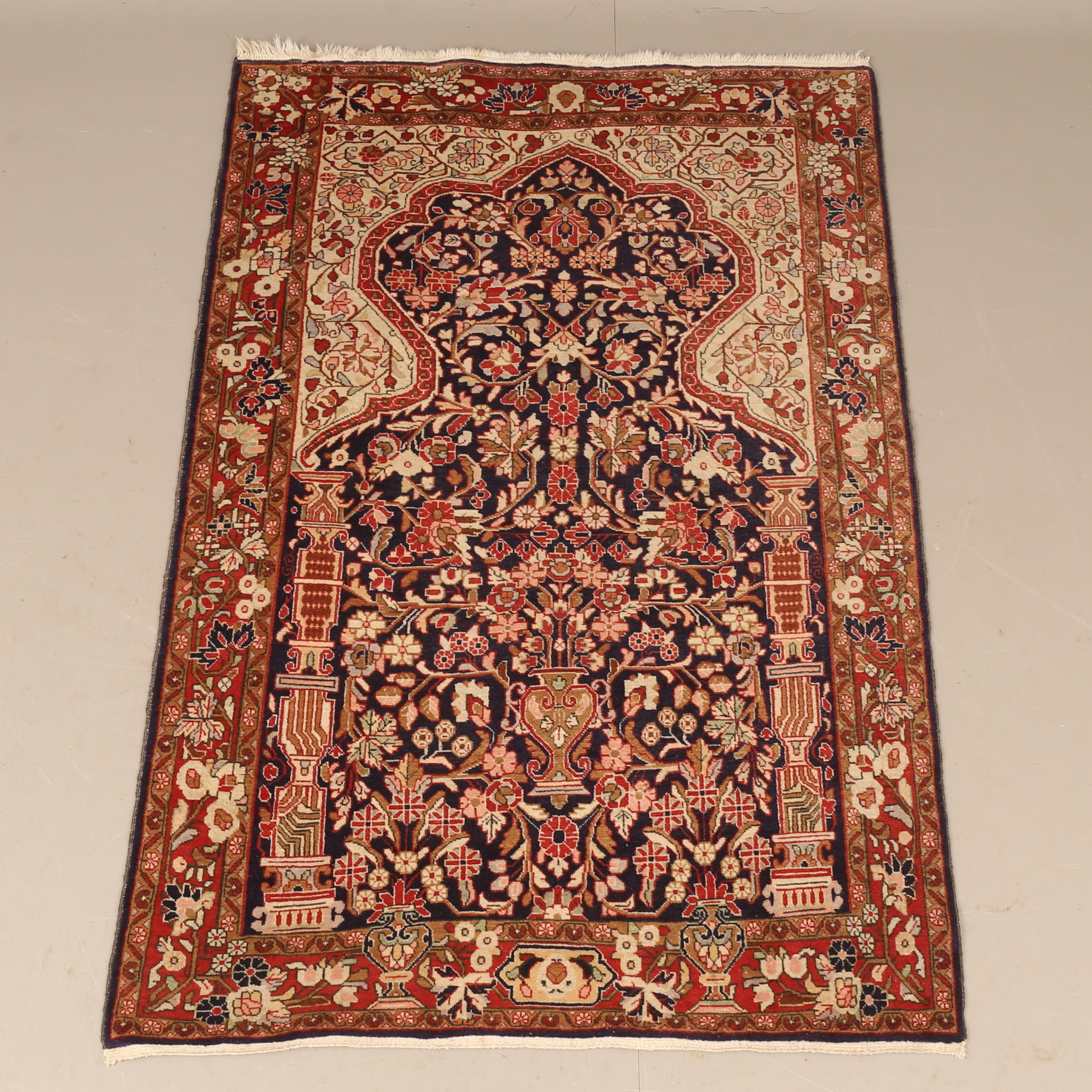 MATTA, orientalisk, figural, cirka 168 x 110 cm.