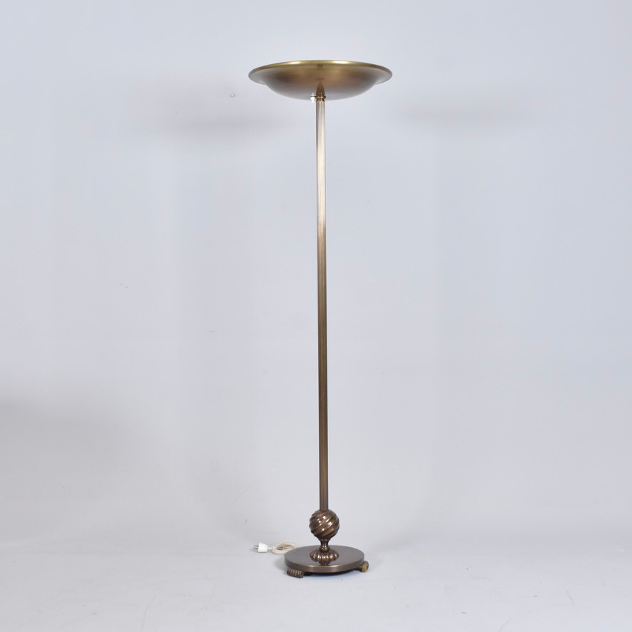 HARALD NOTINI. TILLSKRIVEN. Golvlampa, patinerad mässing, Swedish Grace, Arvid Böhlmarks, 1930-40-tal.