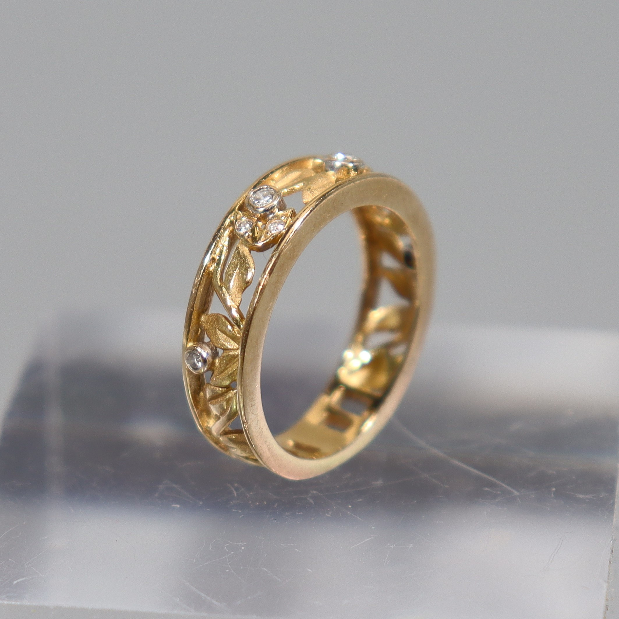 RING, 18k guld med brillianter och genombruten bladverksdekor.
