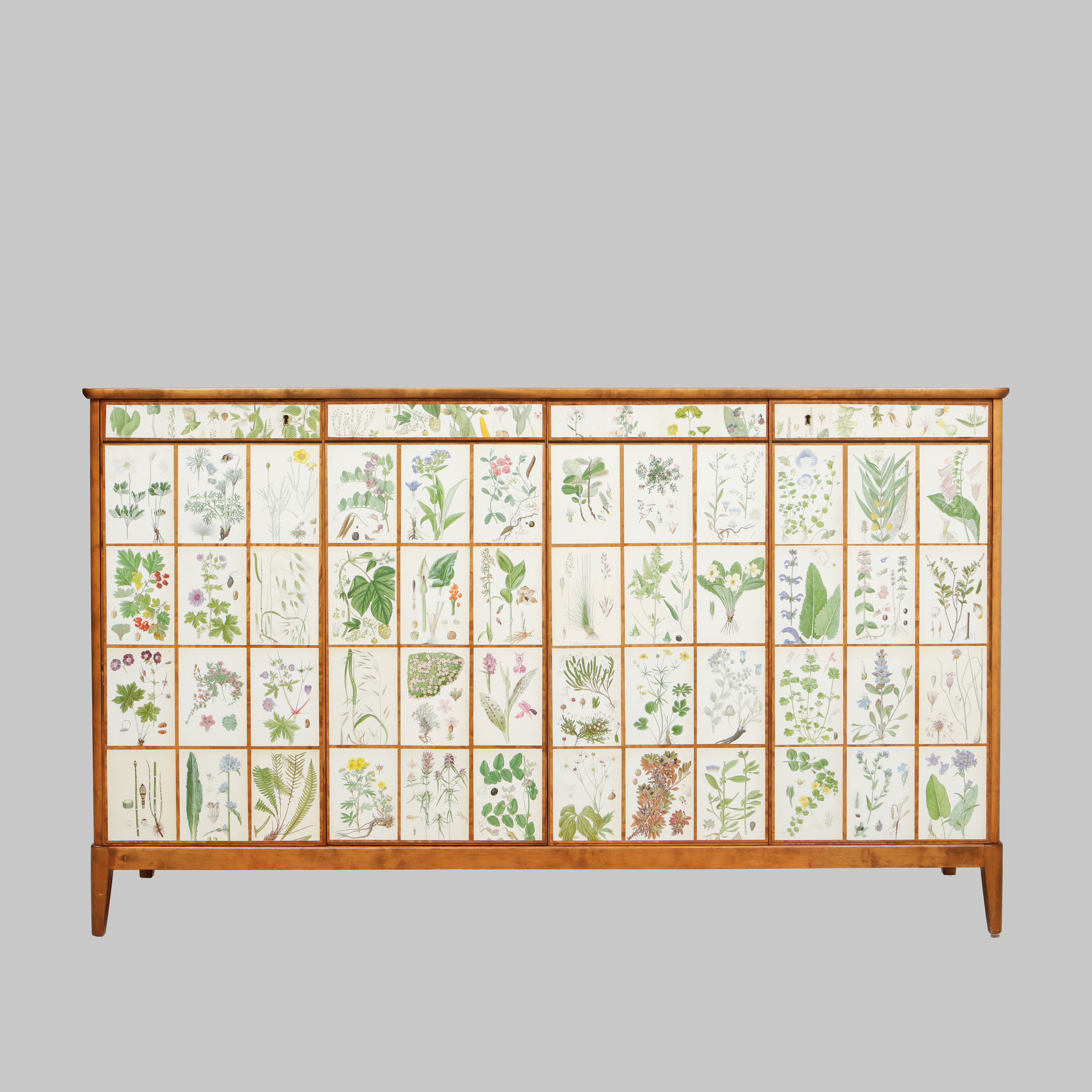 SKÅP, klädd i Nordens Flora, 1900-talets mitt.