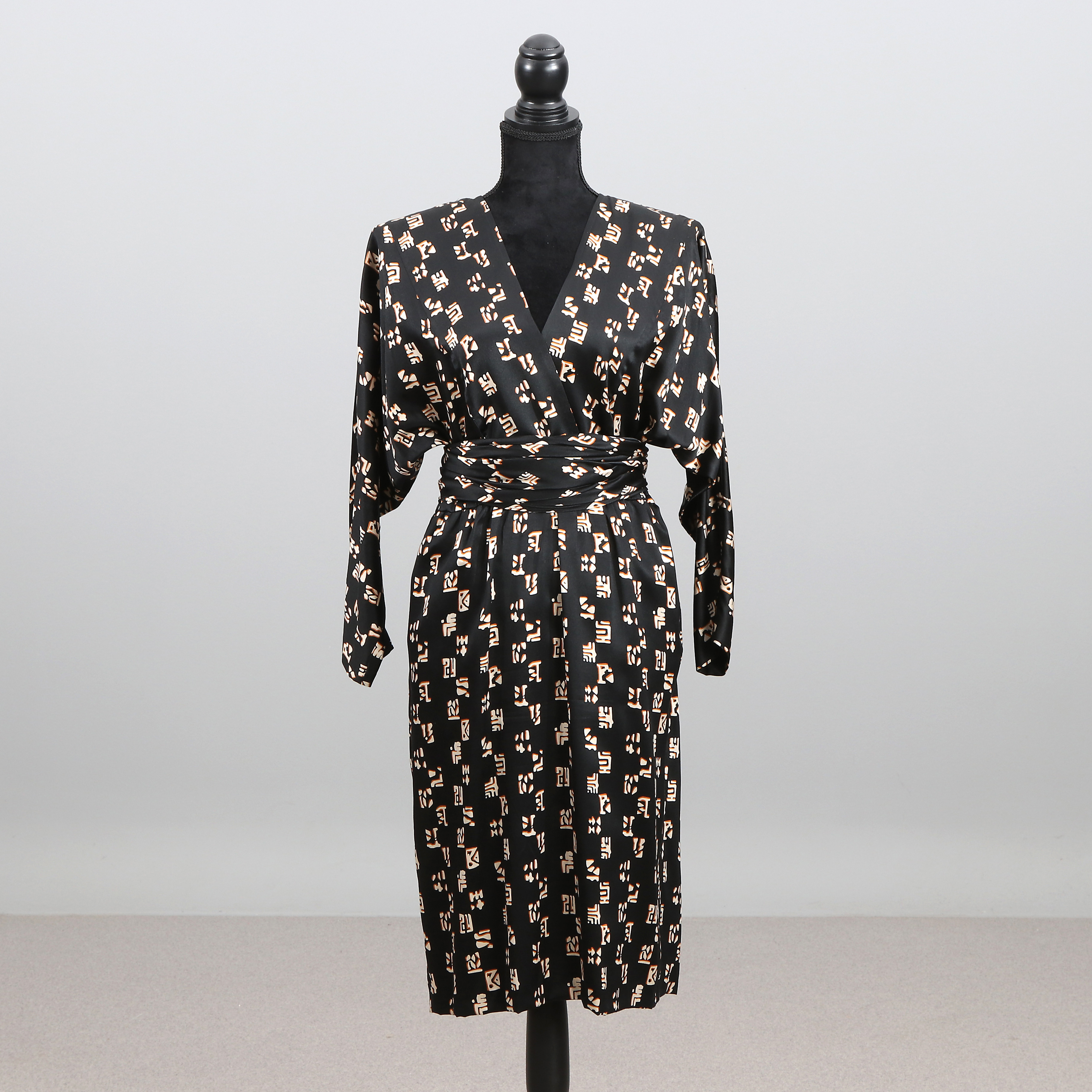 YVES SAINT LAURENT, KLÄNNING. Svart mönstrad textil, ca 1980/90-tal.