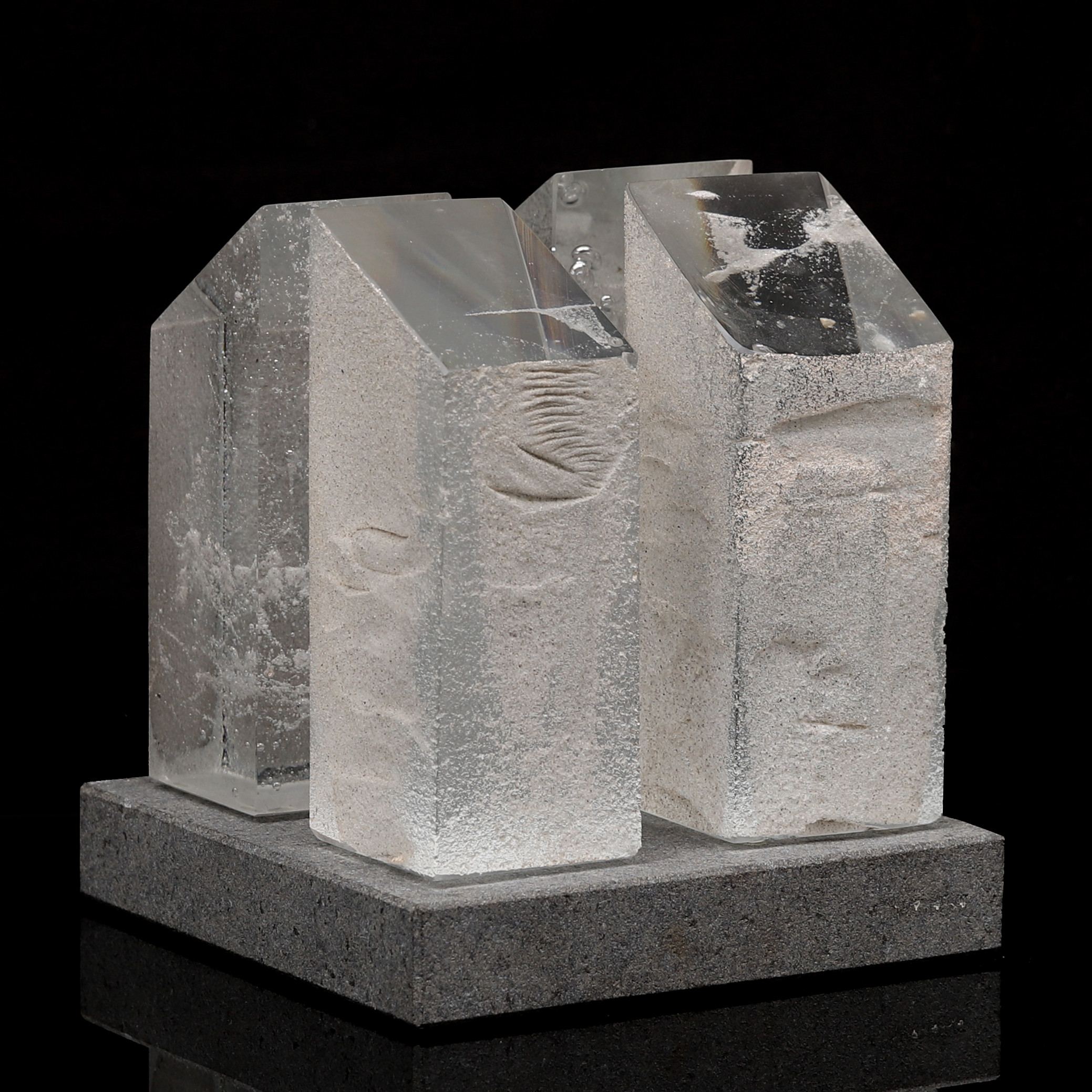 JONAS TORSTENSSON, skulptur glas. 2+2 delar, "Sandgrupp nr I " signerade samt numrerade 6/99 samt 10/99. Lindshammar.