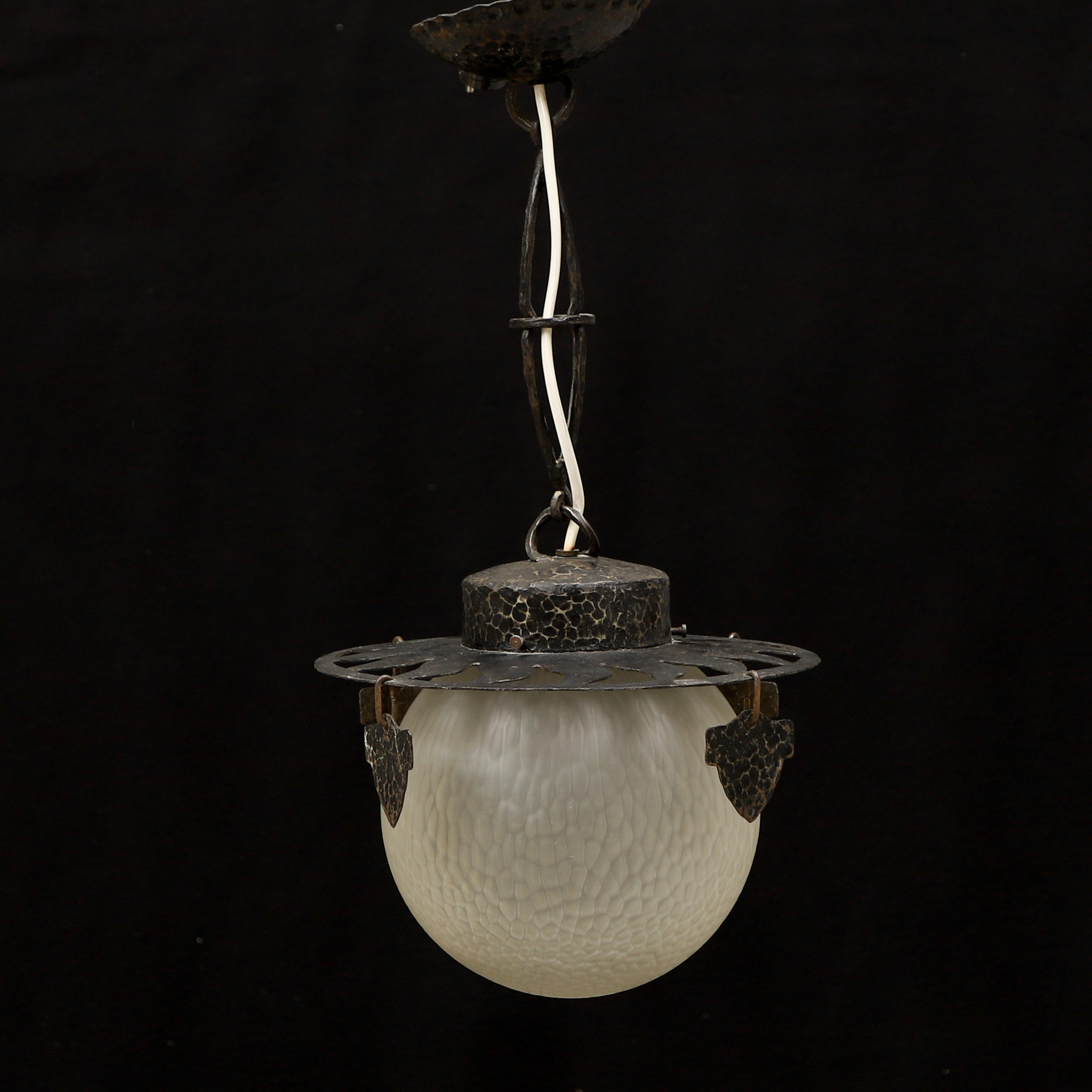 TAKLAMPA, smide och glas, 1900-talets första hälft.