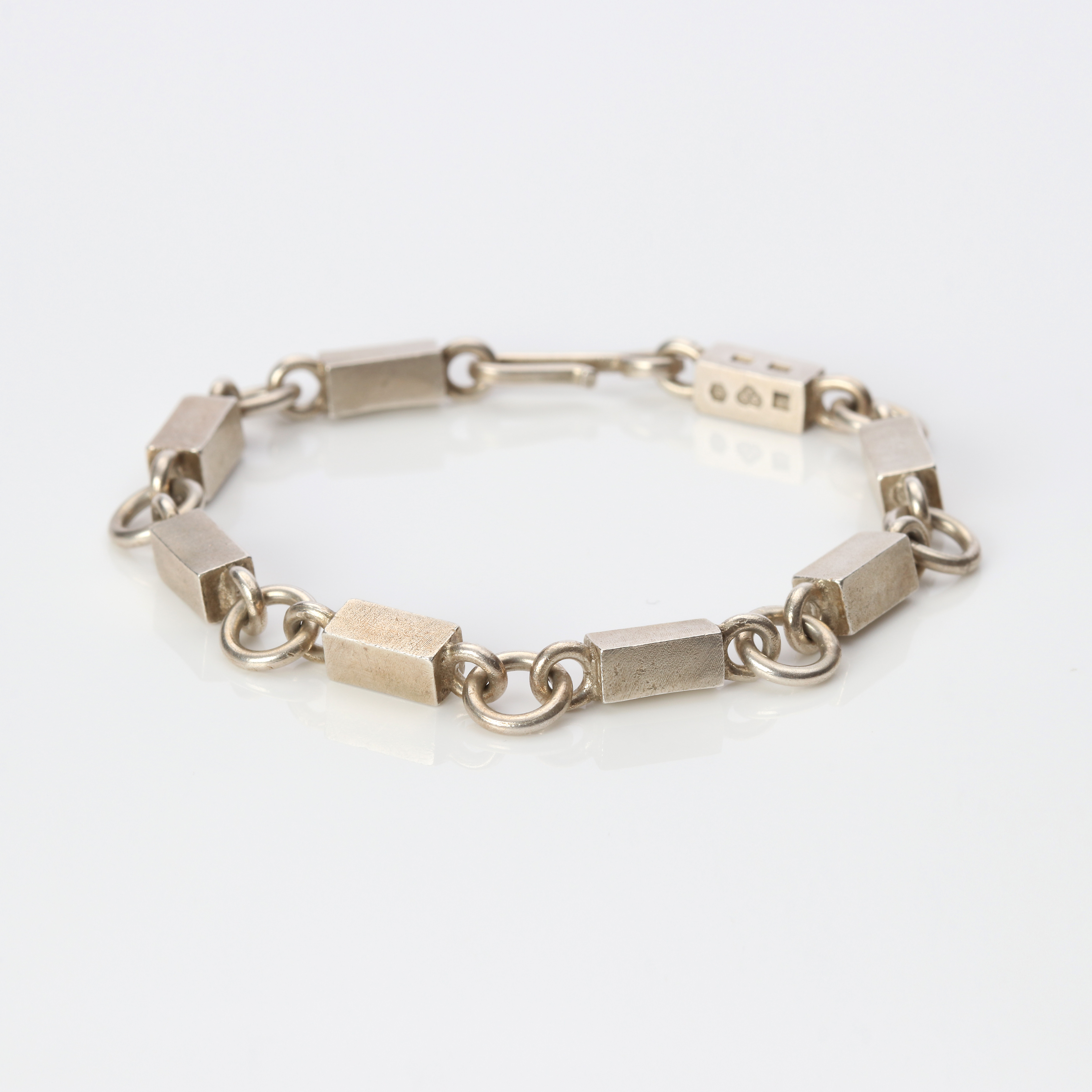 WIWEN NILSSON. ARMBAND. Sterlingsilver, stämpelsignerad i Lund 1971.