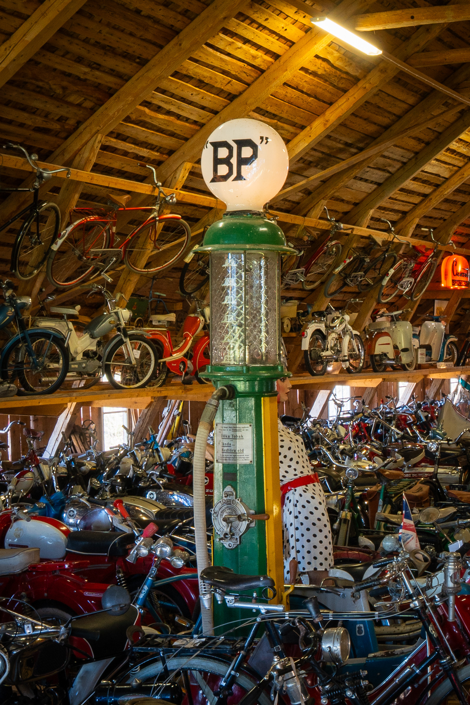 BENSINPUMP, "BP", modell Vici, AB Ljungmans verkstäder, 1920/30-tal, Sverige.