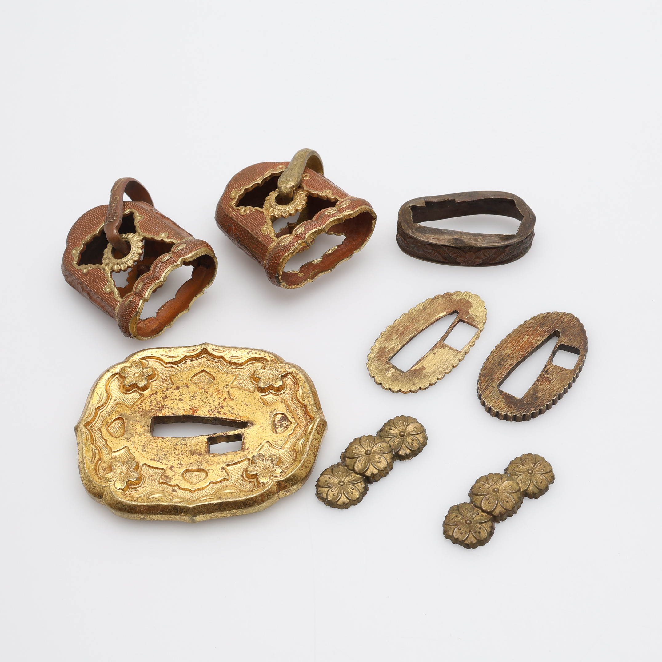 DELAR TILL MILITÄRA JAPANSKA SVÄRD AV GUNTO TYP. 8 DELAR. 1900-talets första hälft/II:a världskriget.