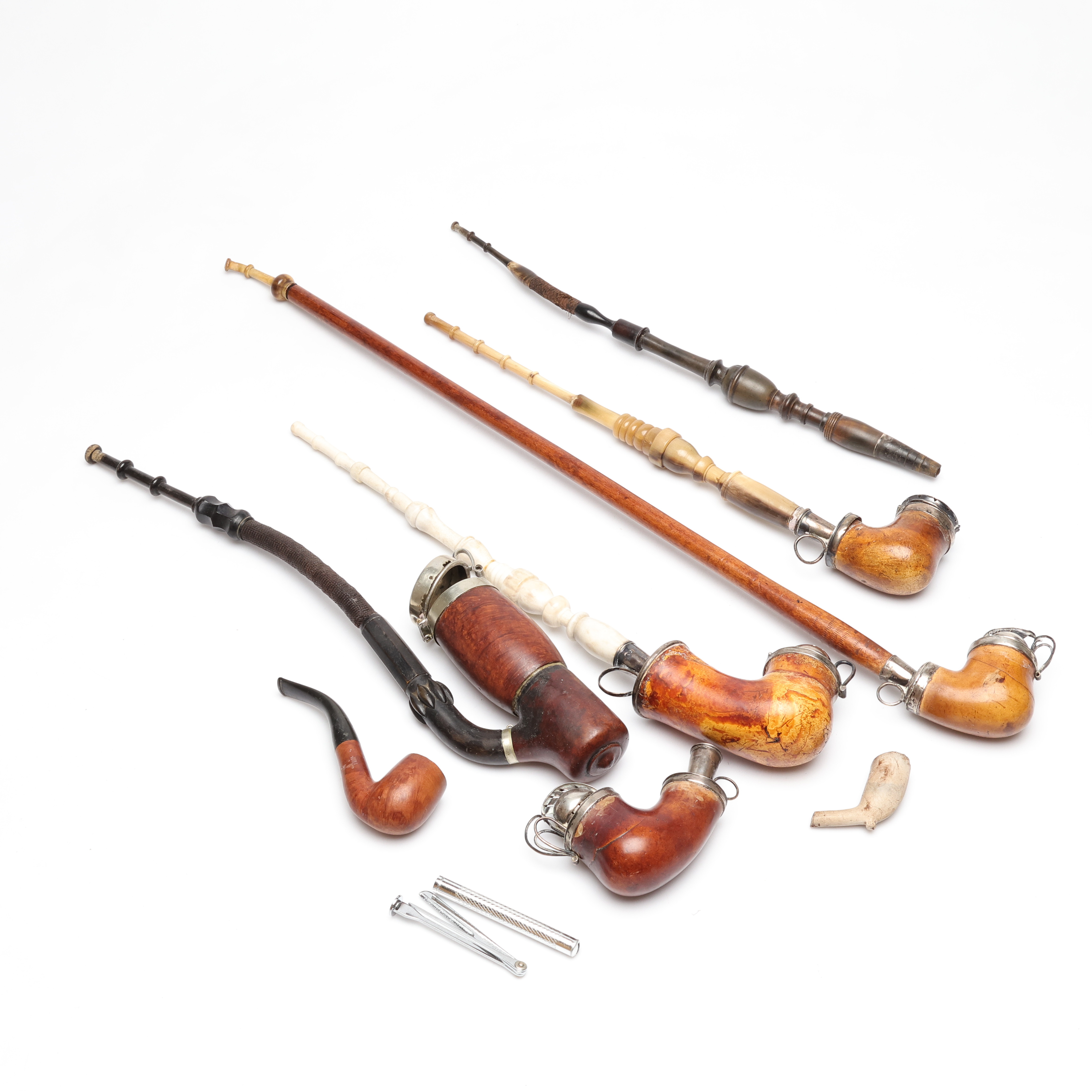 PIPHUVUDEN, 7 st, bl.a. silverbeslag, 1800-1900-tal.