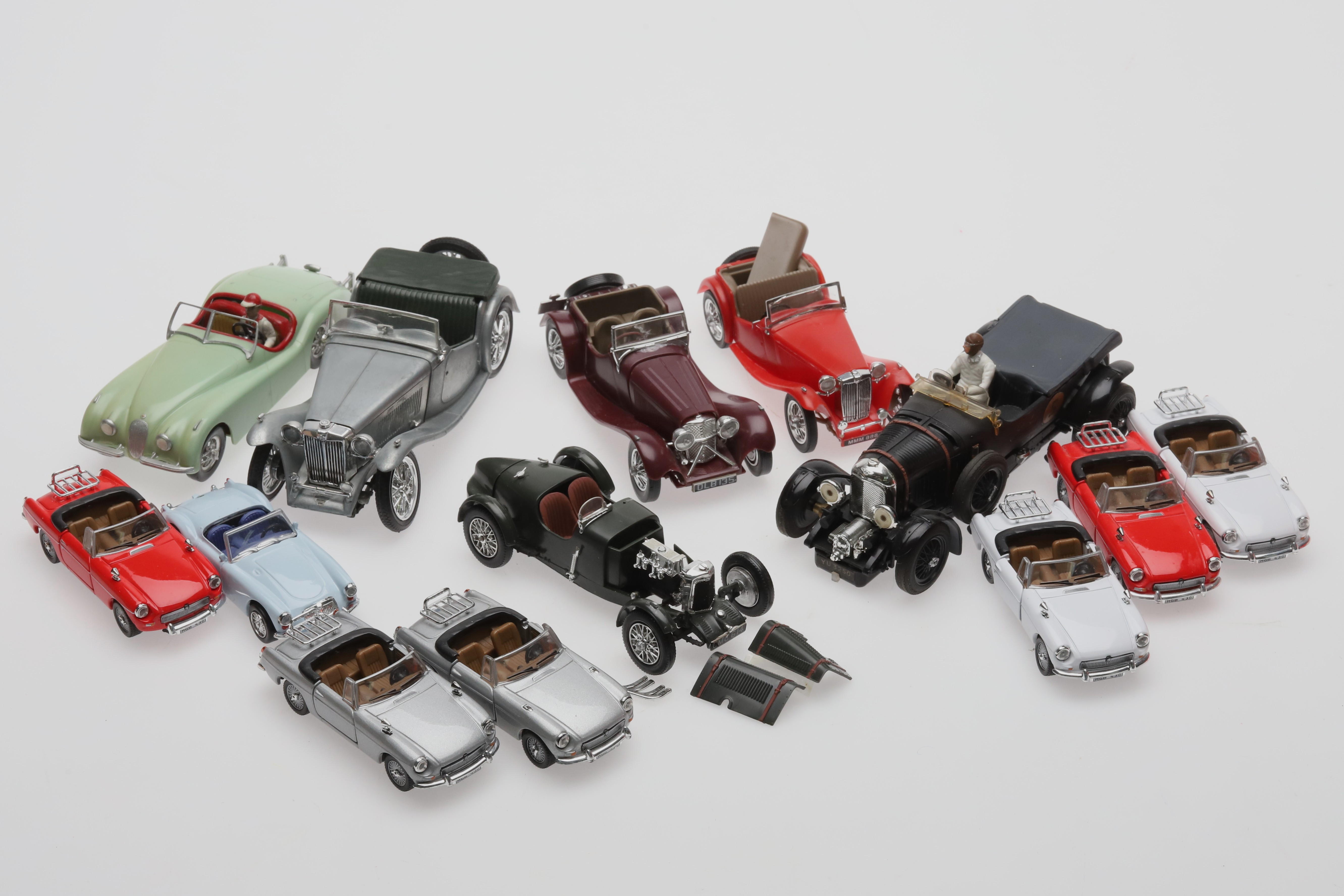 MODELLBILAR, 13 st, metall/resin, plast, olika tillverkare, skala 1:43, 1:32.