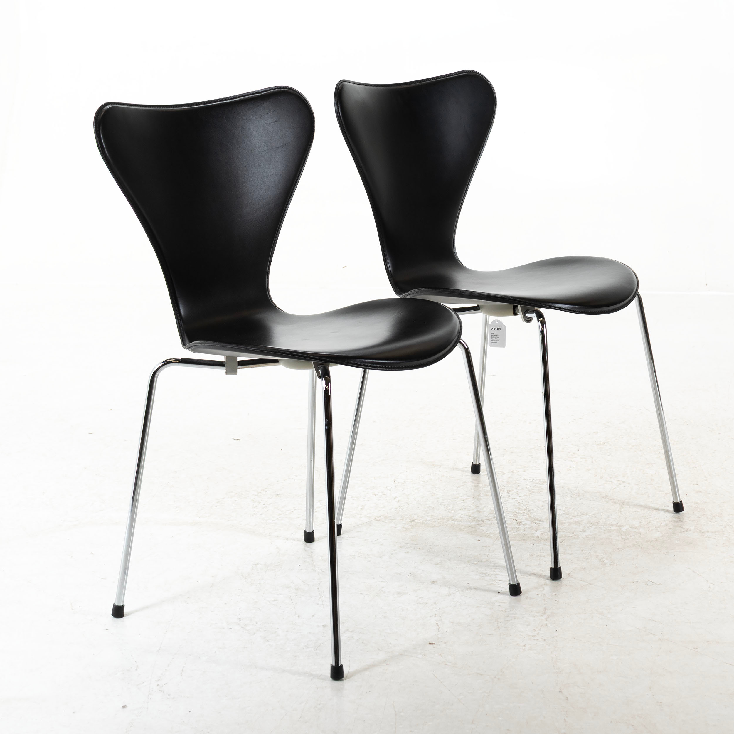ARNE JACOBSEN. Stolar, ett par, "Sjuan", läder, Fritz Hansen, Danmark.