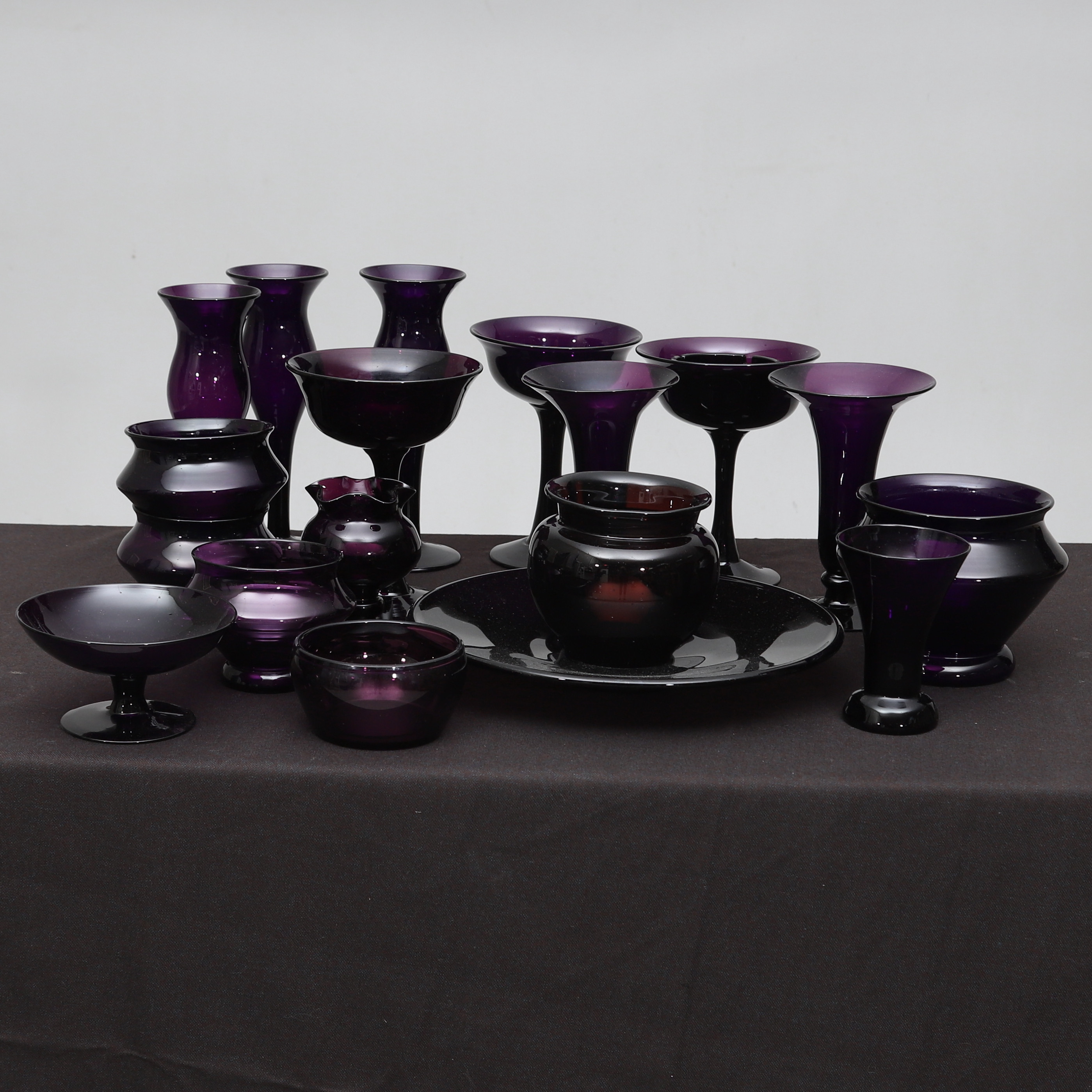GLAS, parti, 19 delar, lila glasmassa, omkring 18/1900-tal.