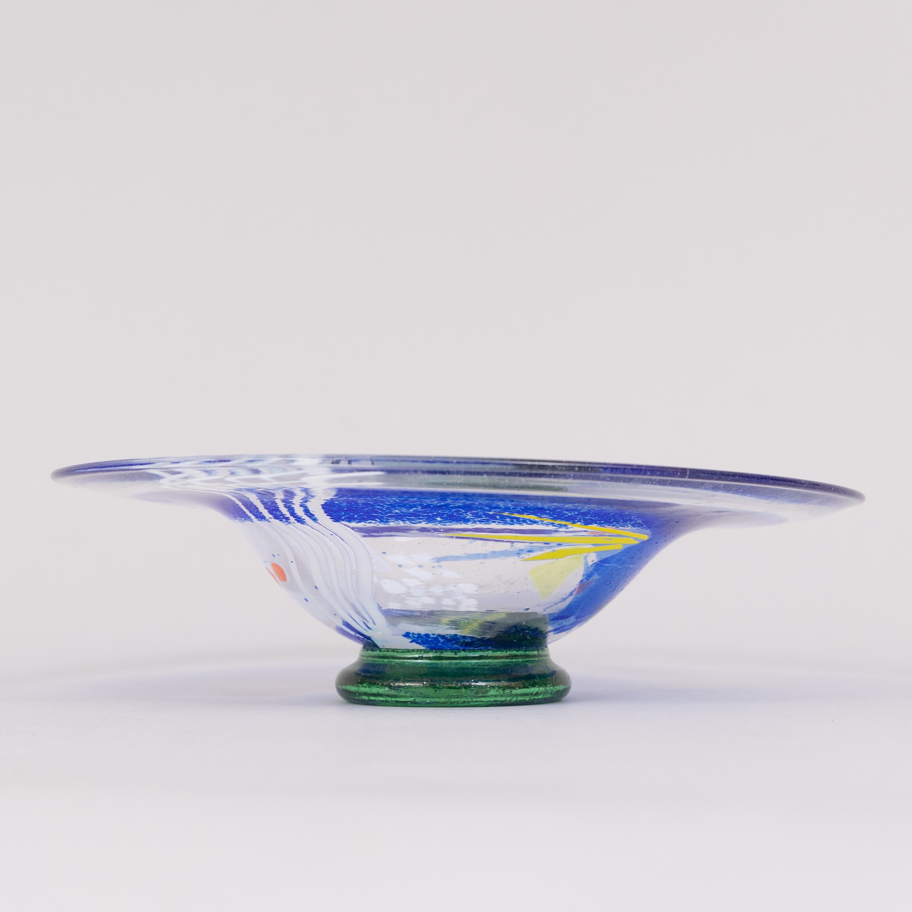 ÅSA BRANDT (FÖDD 1940). Fat, konstglas, signerad.