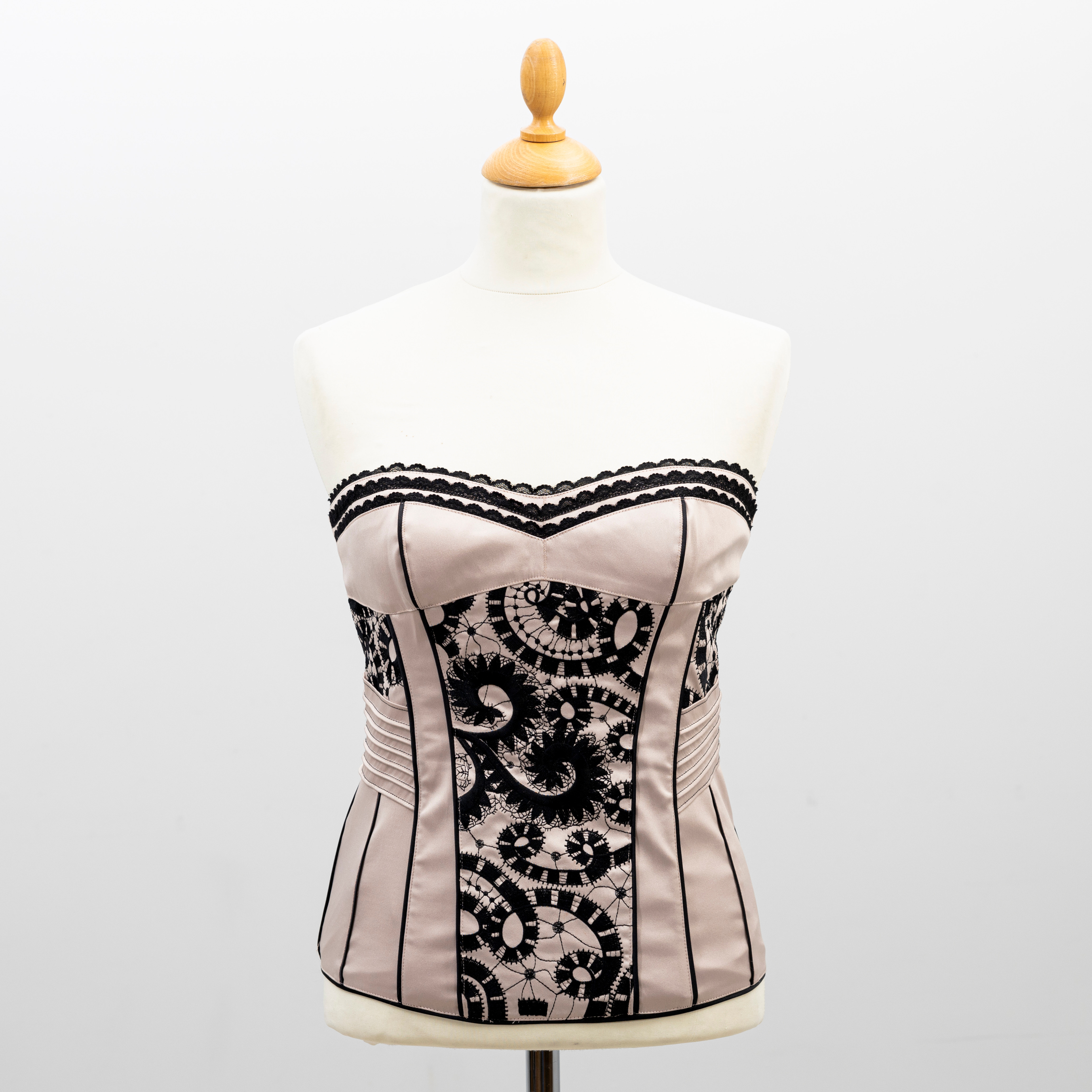 KAREN MILLEN. Korsett, storlek UK14/ US 10/ EU 42.