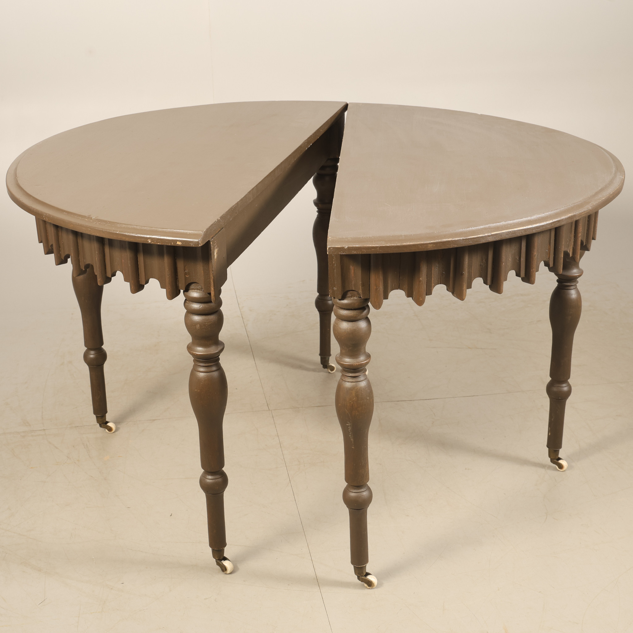 HALVMÅNEBORD, 2 delar, 1800-tal.