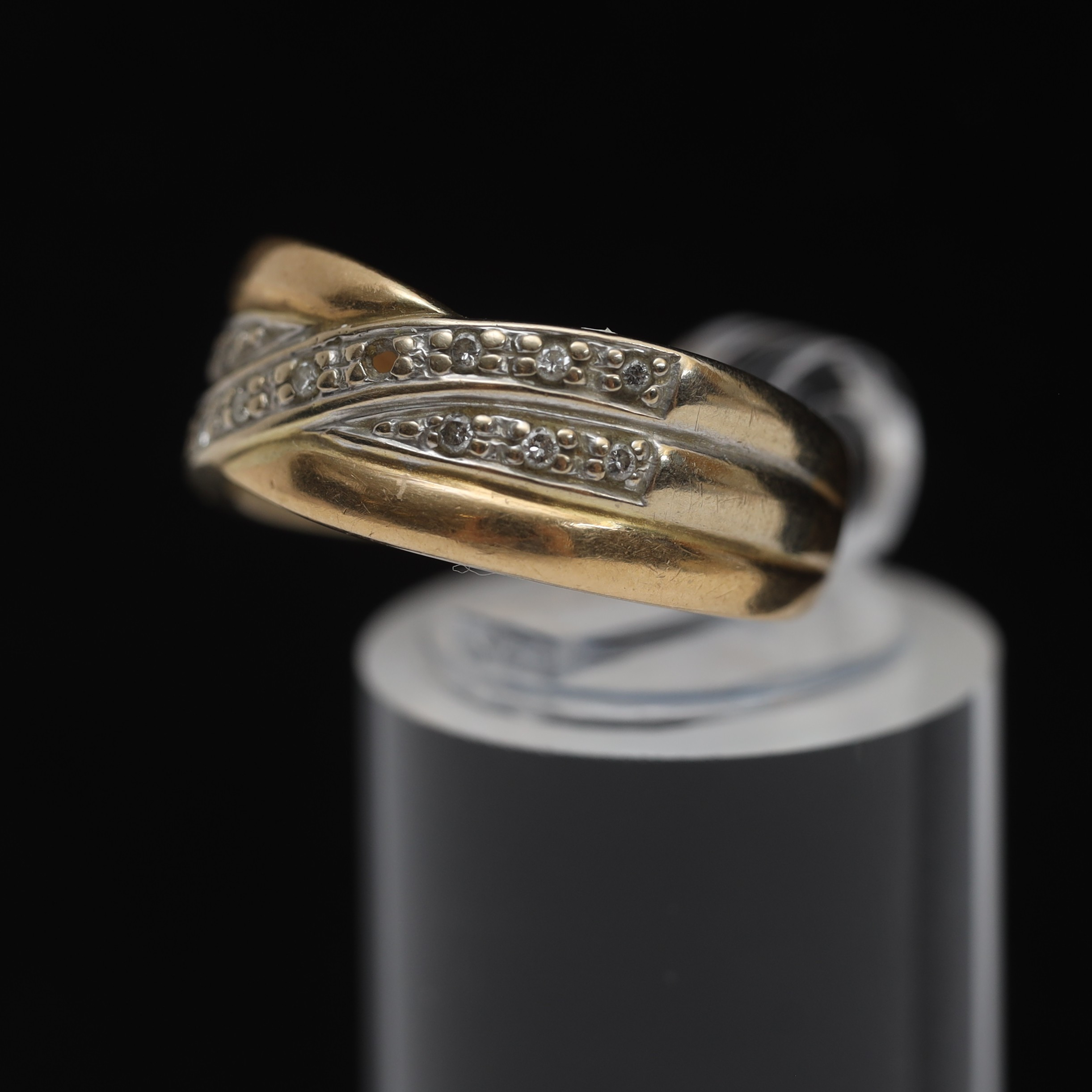 RING 18k, guld med infattade diamanter.