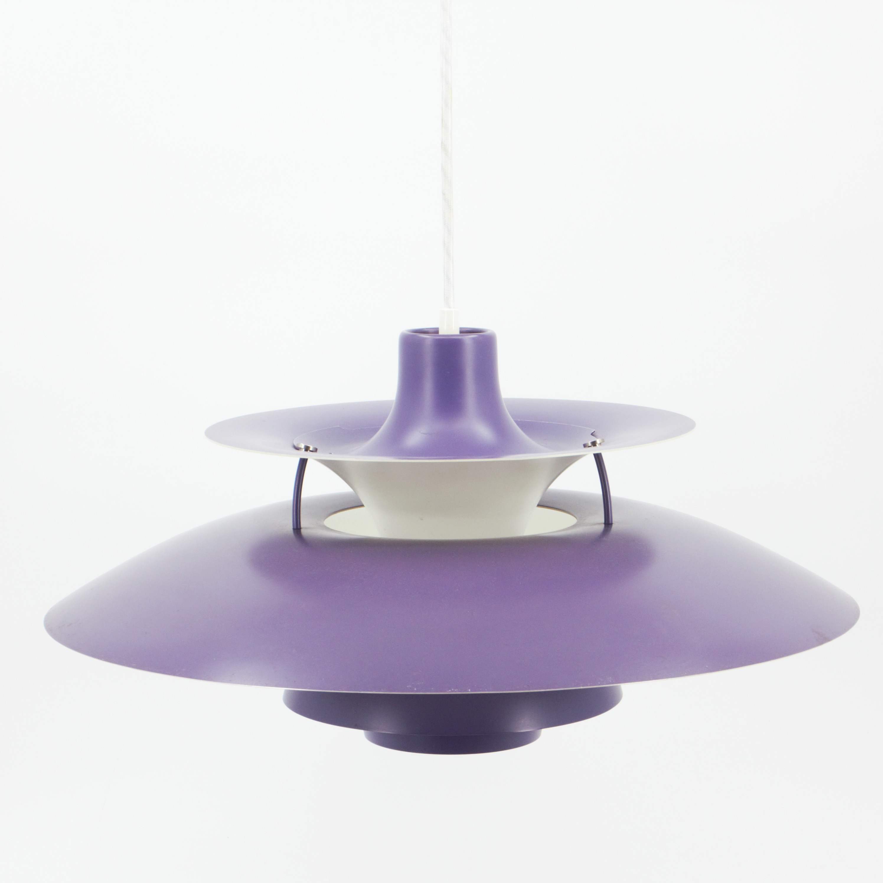 POUL HENNINGSEN. Taklampa / Pendel, "PH 5 Plus", för Louis Poulsen. Danmark.