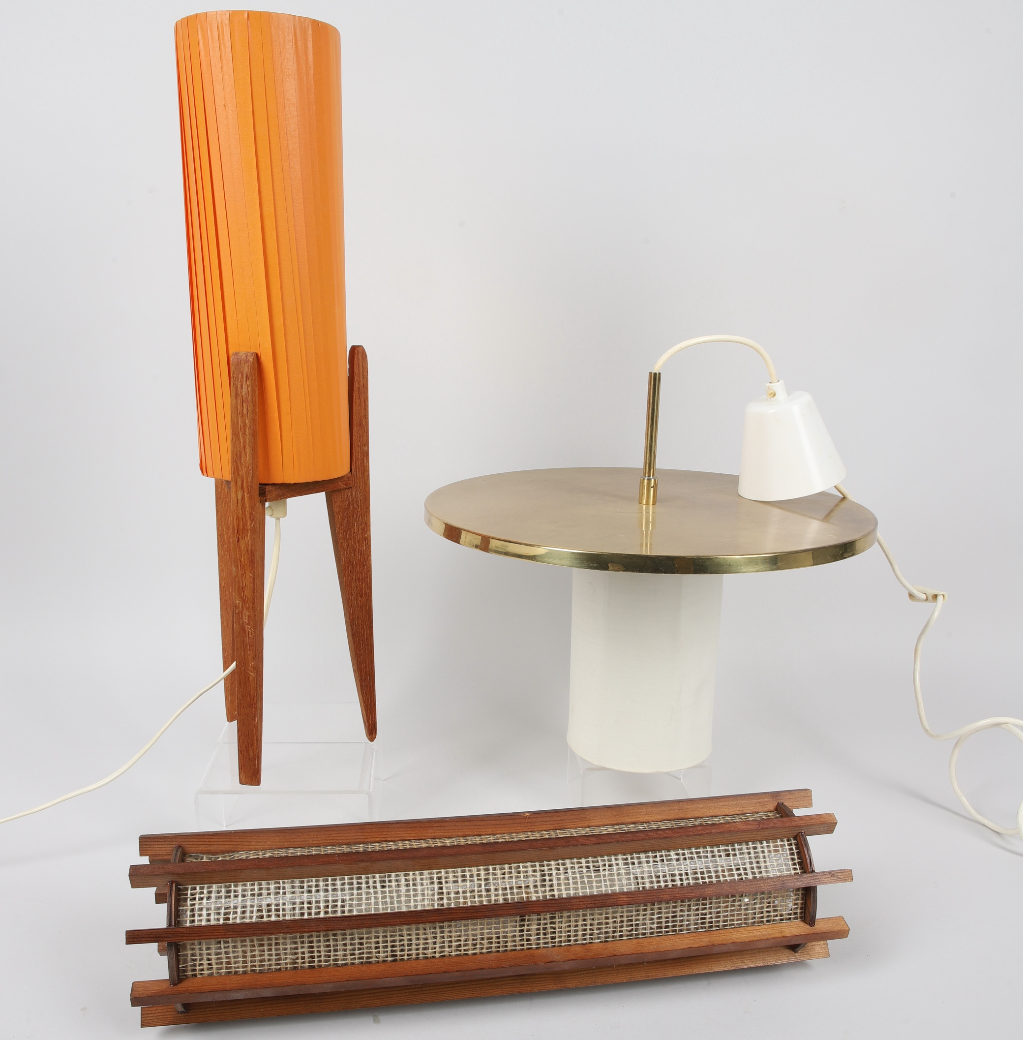 PARTI LAMPOR, 3 st, bl.a. gulmetall, teak & trä, 1960/1970-tal.